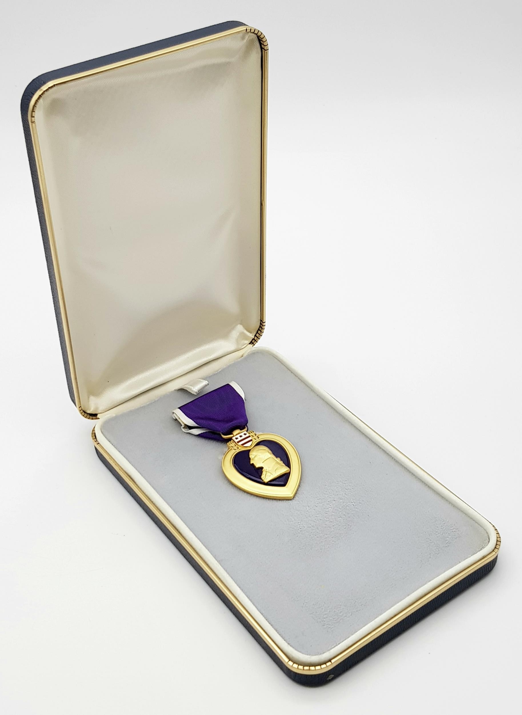 Vietnam War Era Purple Heart Medal. In original presentation box. It is missing the ribbon bars as - Bild 5 aus 6