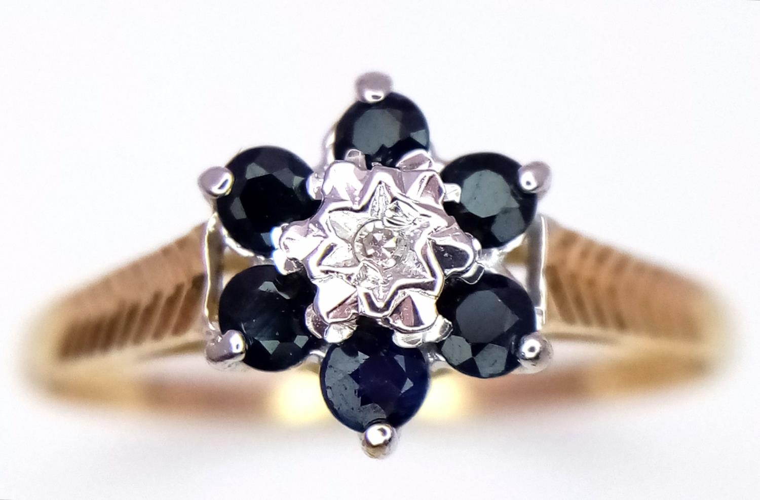 A 9K YELLOW GOLD DIAMOND & SAPPHIRE RING, IN THE FLORAL DESIGN 1.1G SIZE N. ref:SPAS 9006 - Image 2 of 5