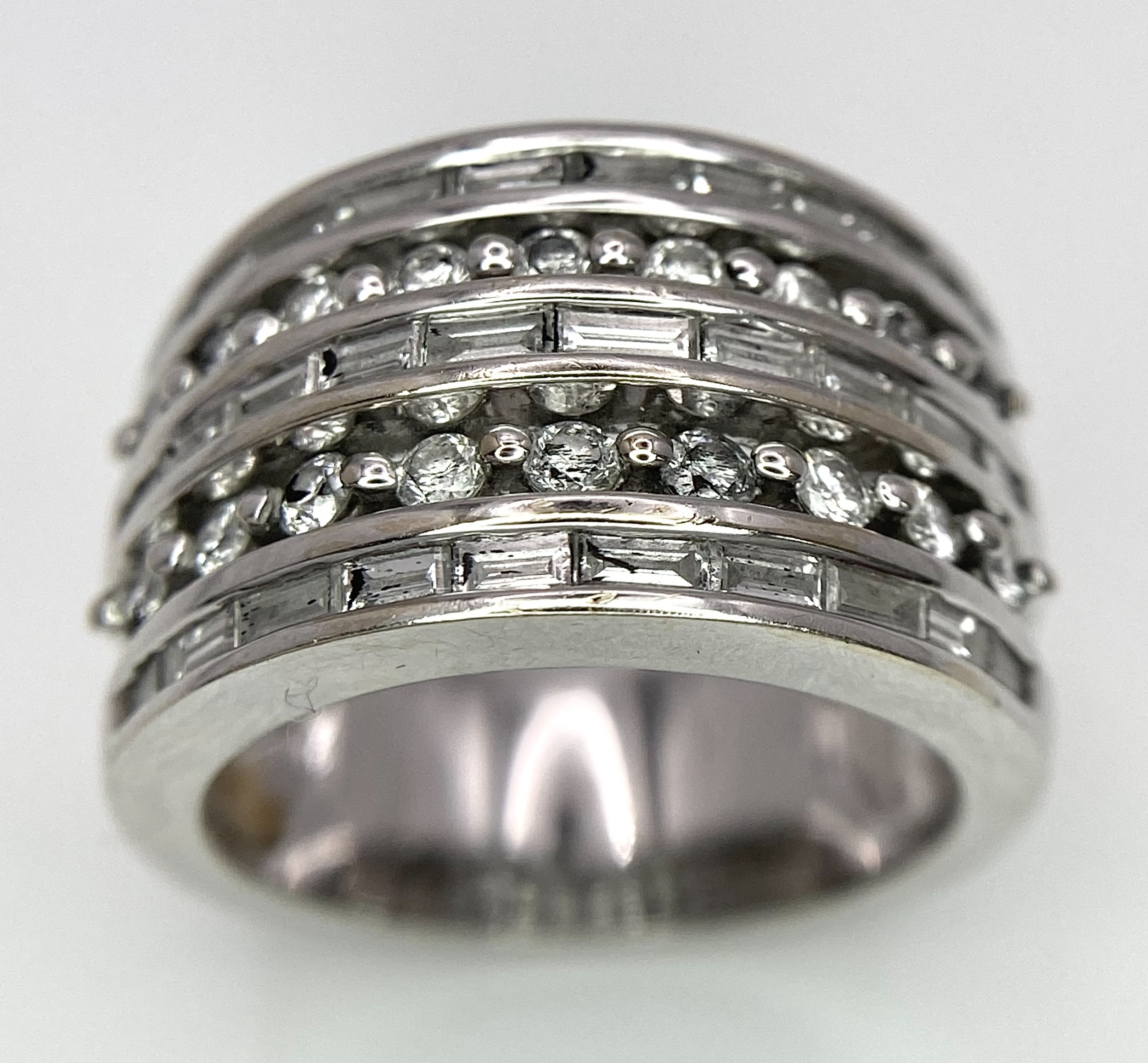 AN 18K WHITE GOLD 5 ROW DIAMOND RING. MIXTURE OF ROUND BRILLIANT CUTS AND BAGUETTE CUT DIAMONDS. - Image 2 of 9