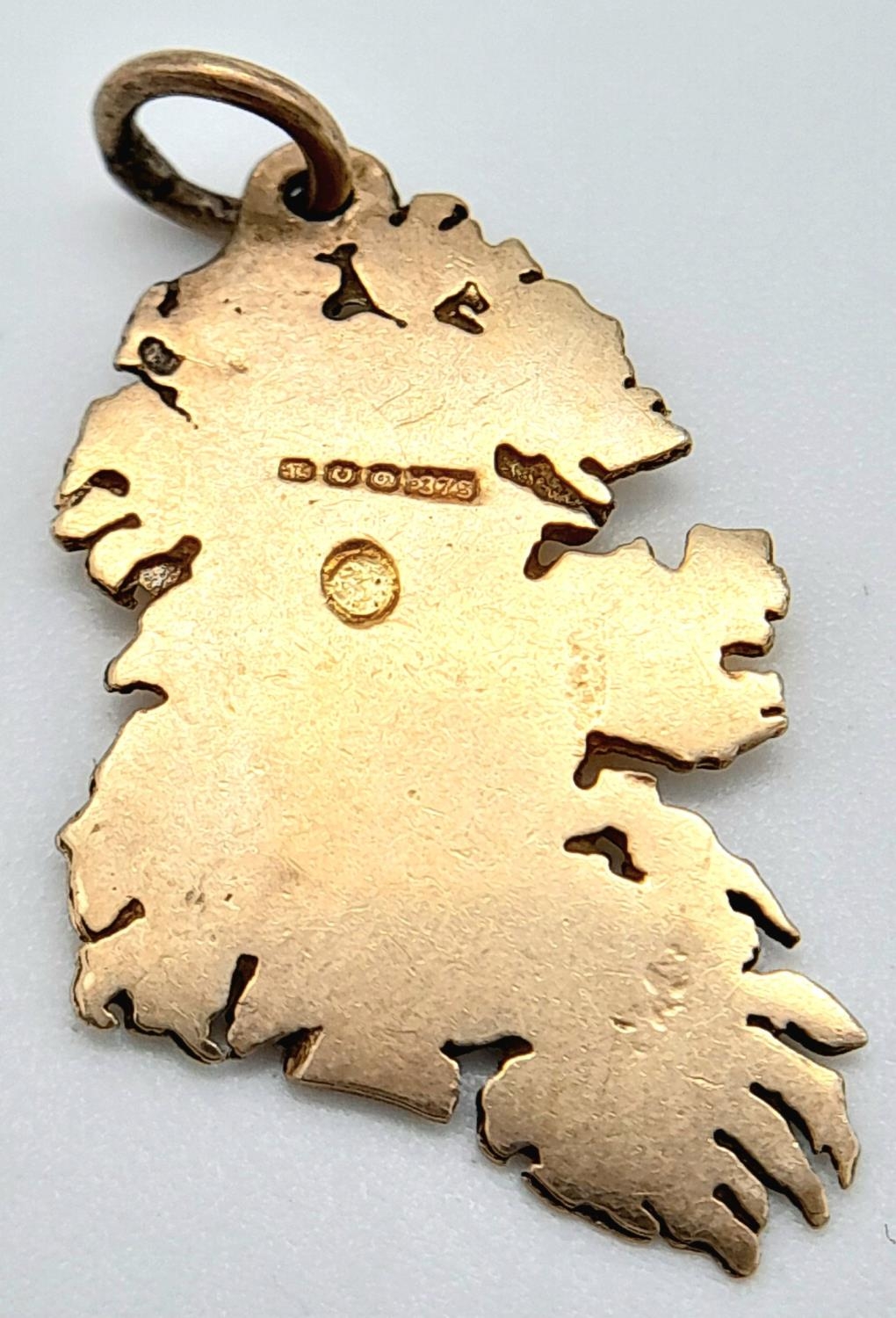 A 9K YELLOW GOLD PENDANT IN THE SHAPE OF IRELAND ENGRAVED DUBLIN, BELFAST, GALWAY & CORK 1.5G , 25mm - Image 2 of 4