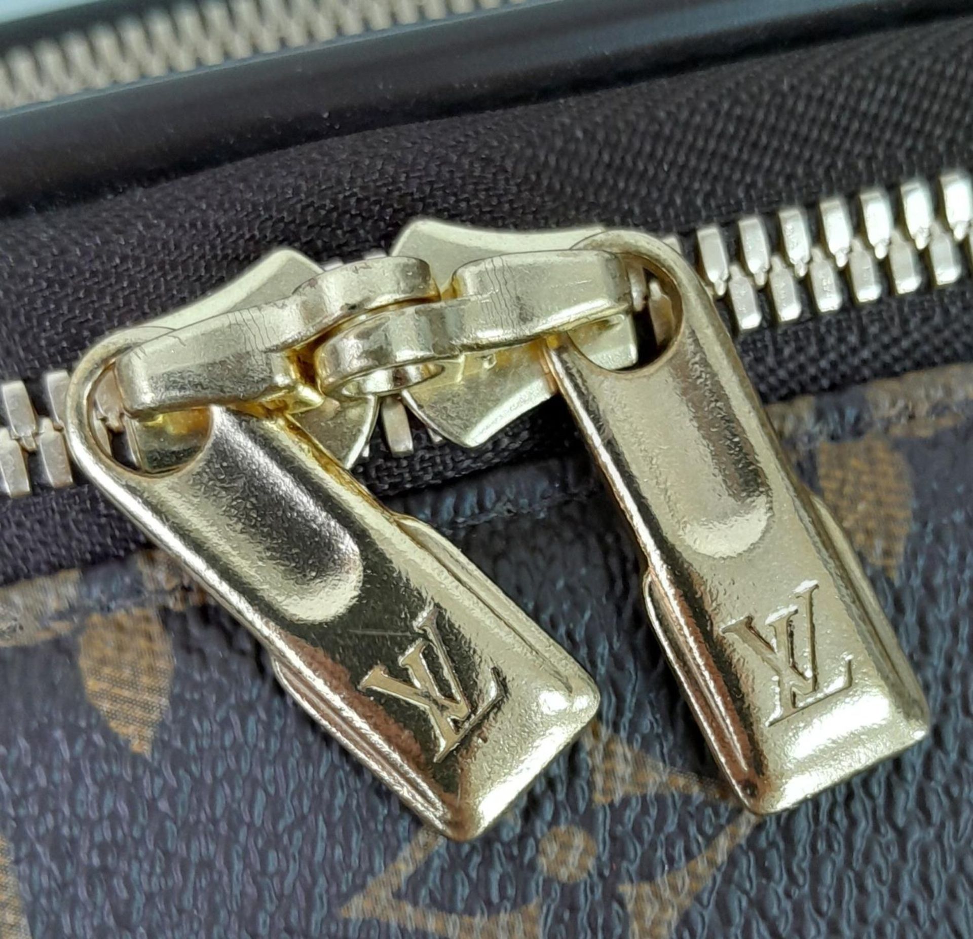 A Louis Vuitton Monogram Pegase Suitcase. Durable leather exterior with gold-toned hardware. Front - Bild 6 aus 16