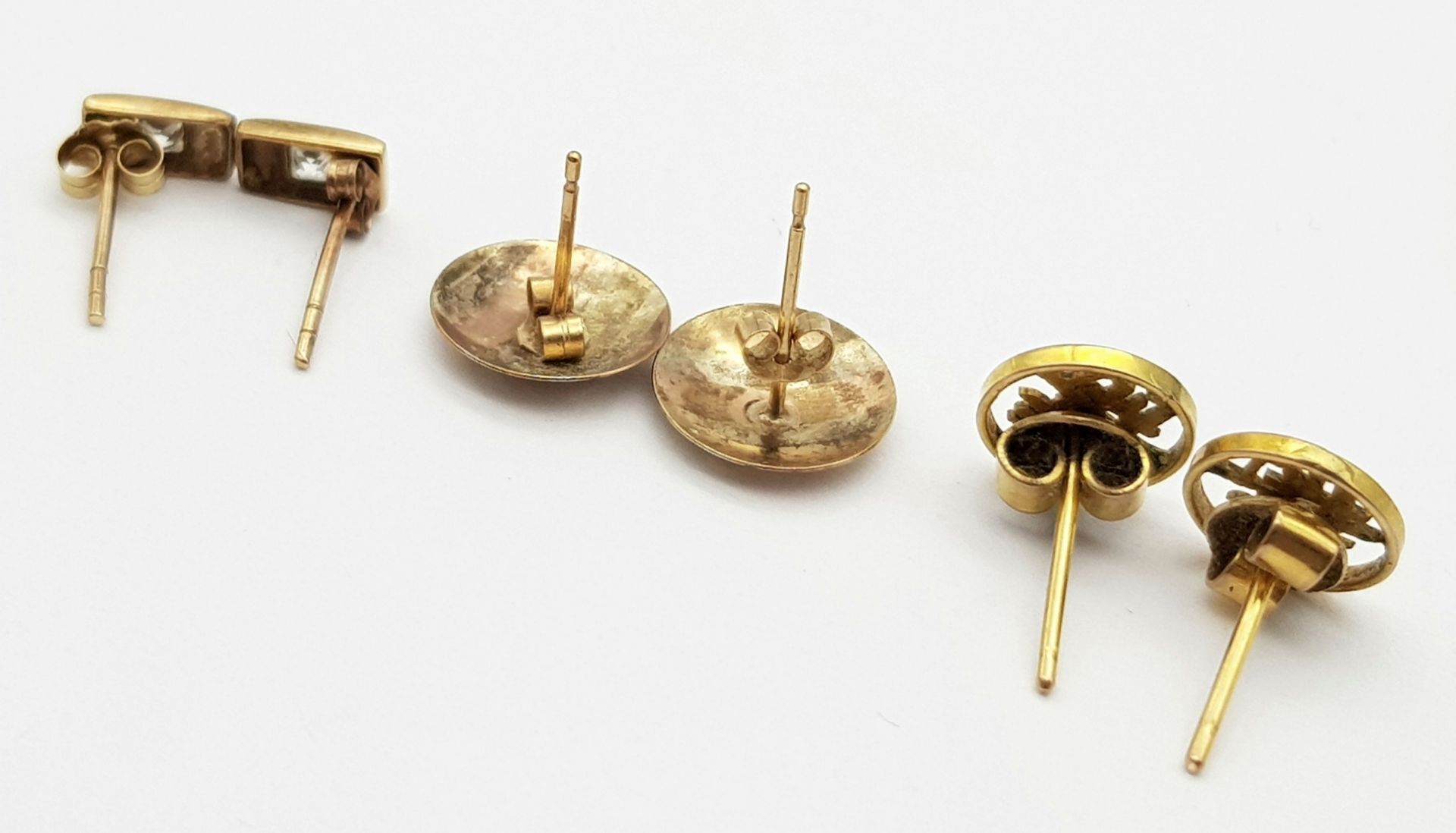 Three pairs of 9 K yellow gold stud earrings, total weight: 2.2 g - Image 5 of 5