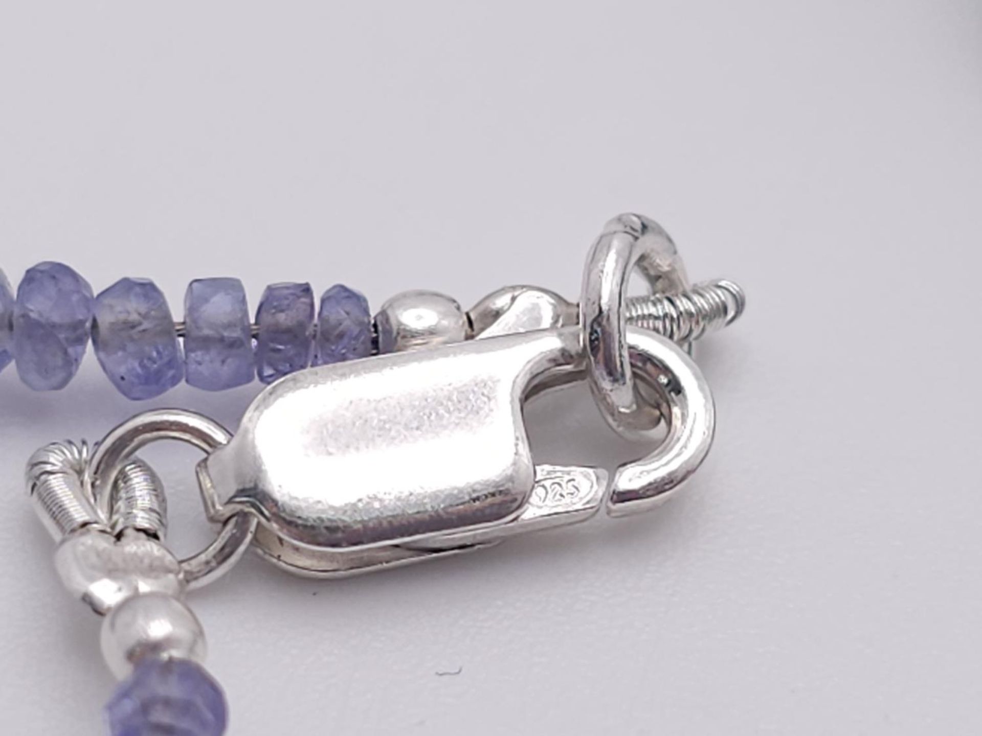 A 125ctw Tanzanite Gemstone Single Strand Necklace with Emerald Drops. 925 Silver Clasp. 42cm. - Image 3 of 4