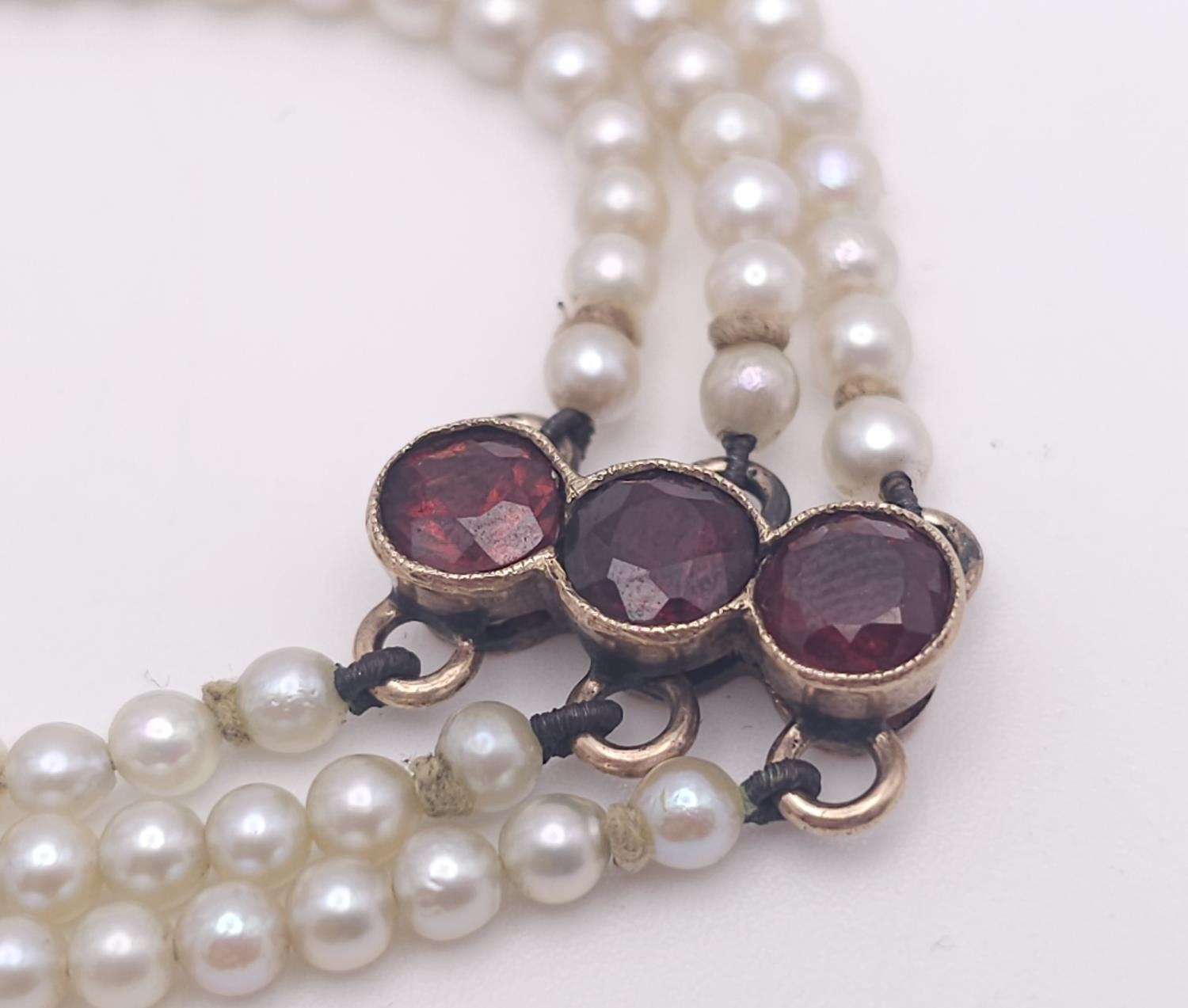 An Antique 9K Gold (tested), Garnet and Pearl Bracelet. Different cuts of rich garnet gemstones - Image 5 of 14