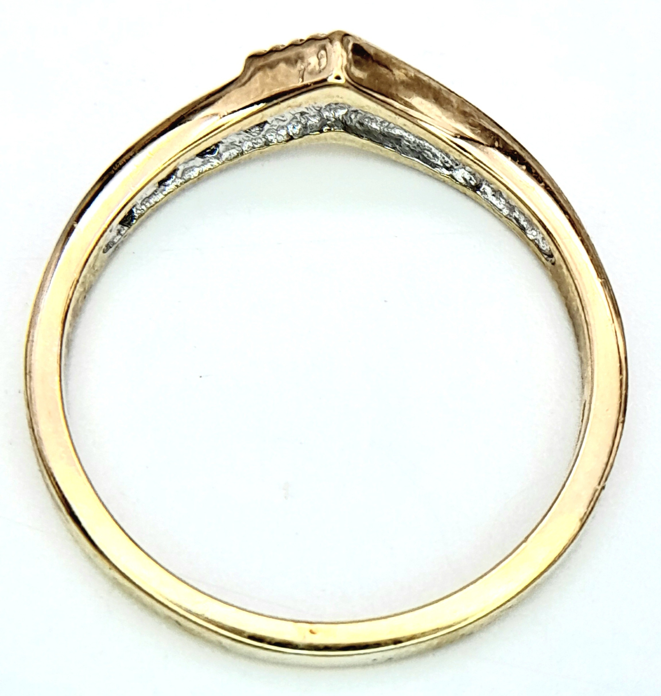 A 9K YELLOW GOLD DIAMOND AND SAPPHIRE SET WISHBONE RING. 2G. SIZE M. - Image 4 of 5