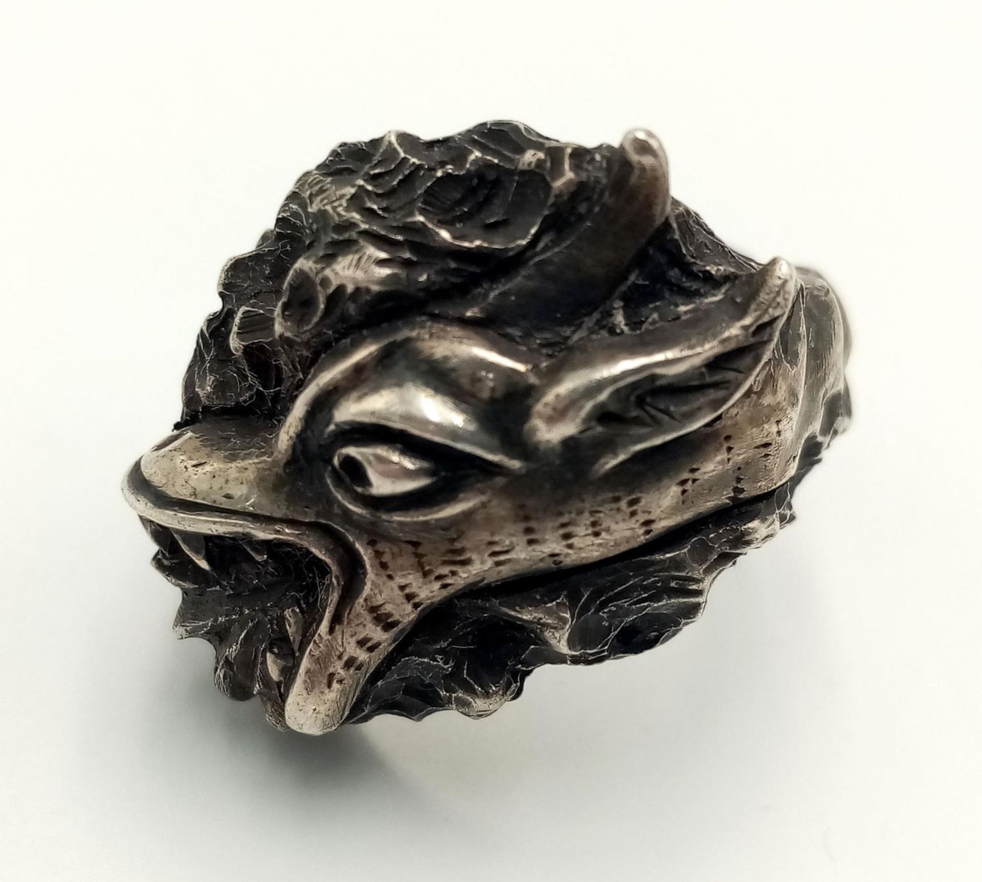 A STERLING SILVER (TESTED AS) DRAGONS HEAD RING 17.4G SIZE P 1/2. SC 9084 - Image 4 of 4