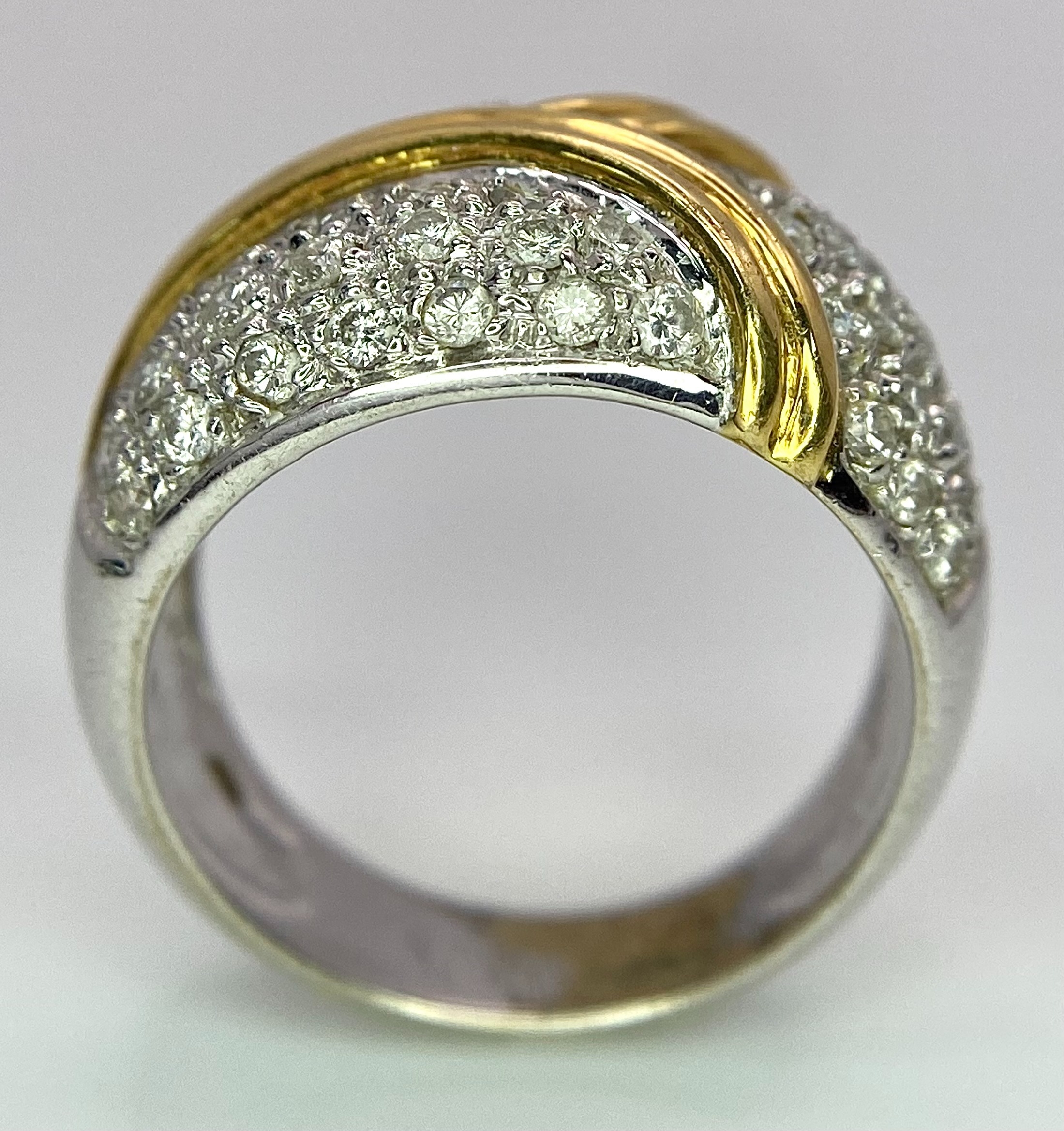 An 18K White and Yellow Gold Diamond Cluster Ring. Three small fields of diamonds separated by - Bild 6 aus 8