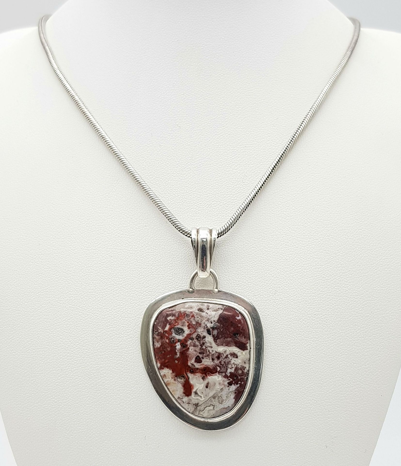 A 925 Silver and Agate Pendant on a 925 Silver Necklace. 35g total weight. 6cm pendant. 42cm
