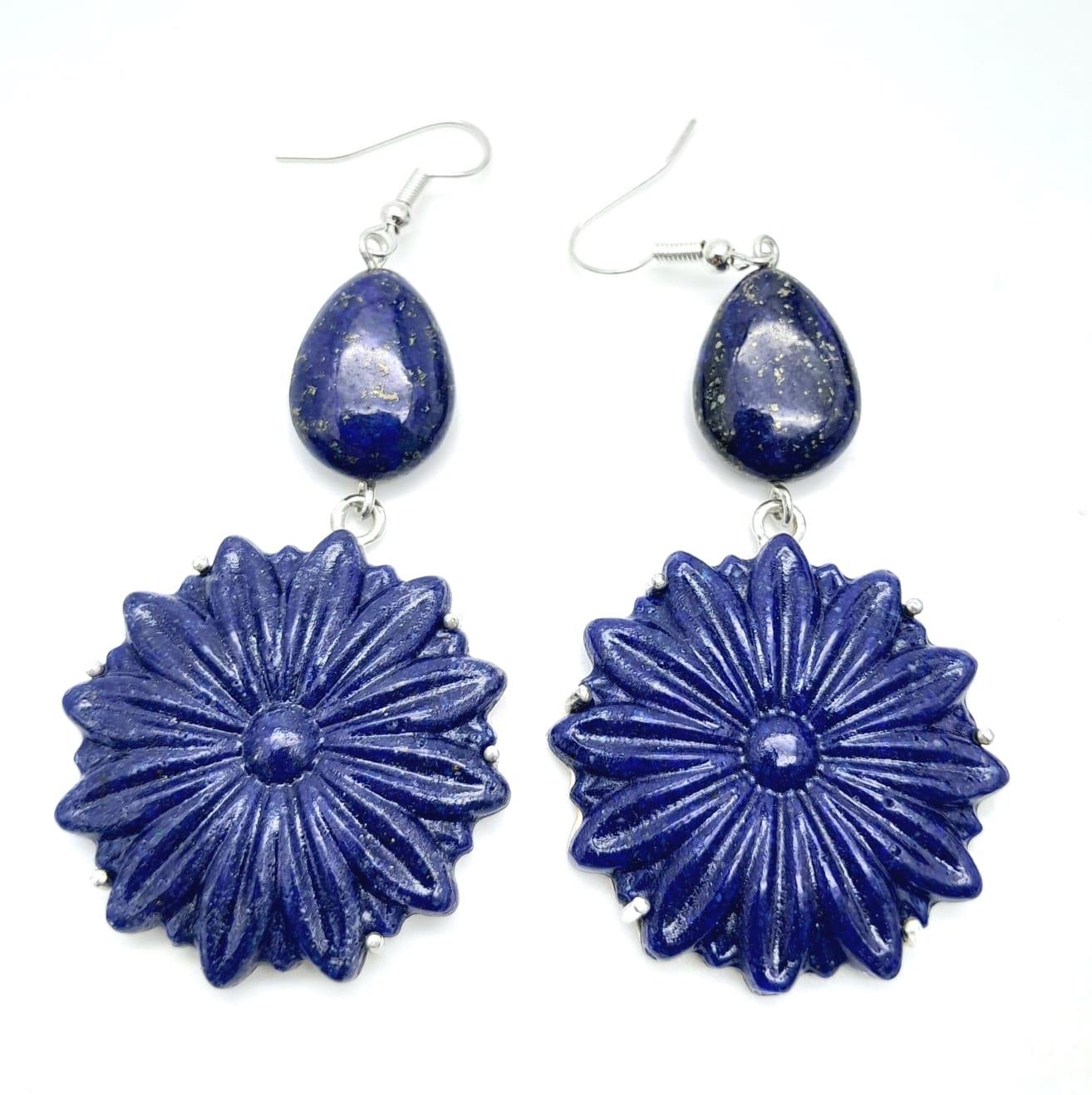 A Tibetan silver and lapis lazuli necklace and earrings set with large, carved, flower shaped discs. - Image 4 of 5