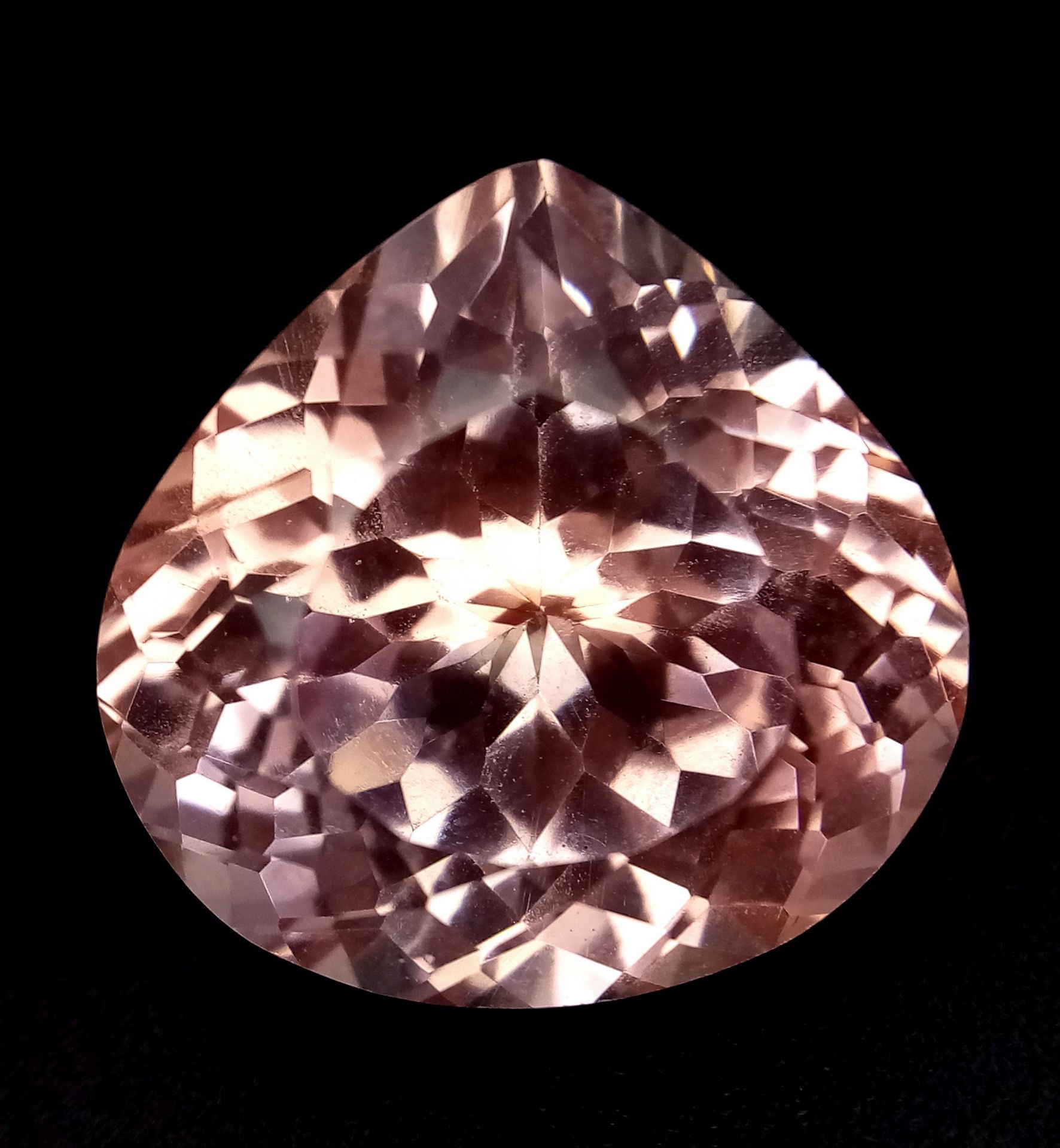 A Beautiful 25ct Heart-Shaped Pink Morganite Gemstone. Beautifully faceted and dances in the - Image 2 of 6