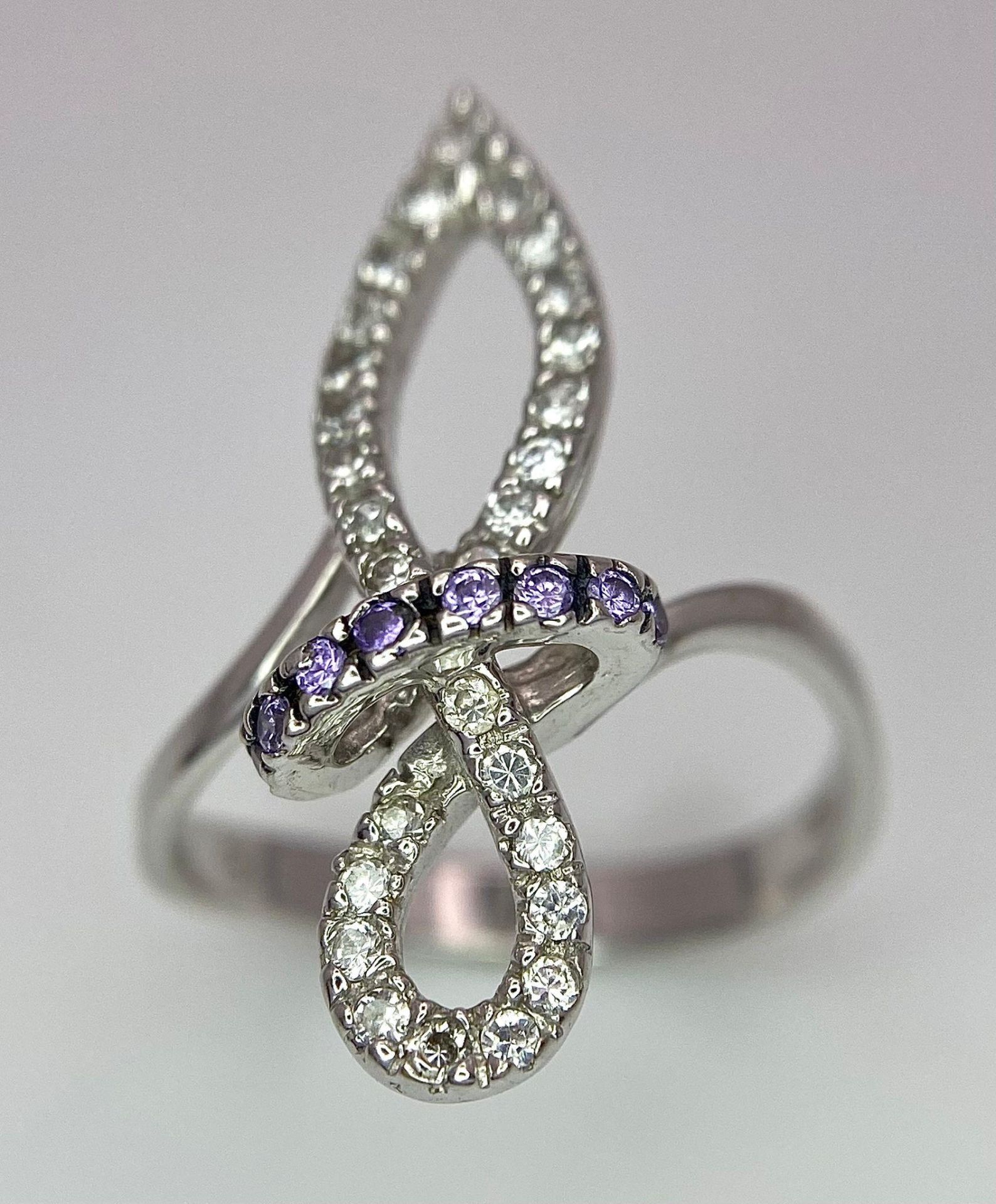 An 18K White Gold CZ Fancy Knot Ring. Size O. 3.9g weight. - Bild 2 aus 7