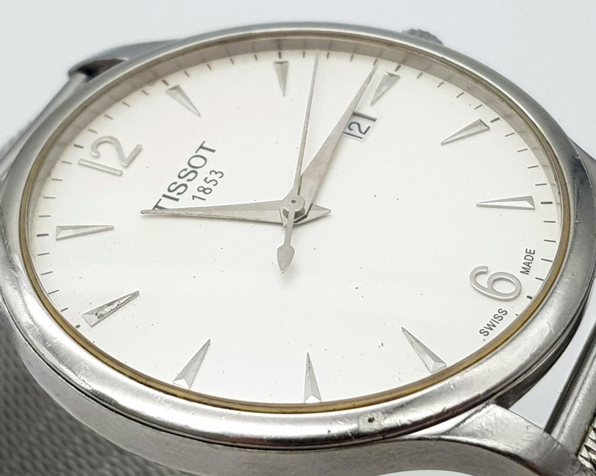 A Large Tissot Quartz Gents Watch. Stainless steel bracelet and case - 42mm. White dial with date - Image 3 of 6