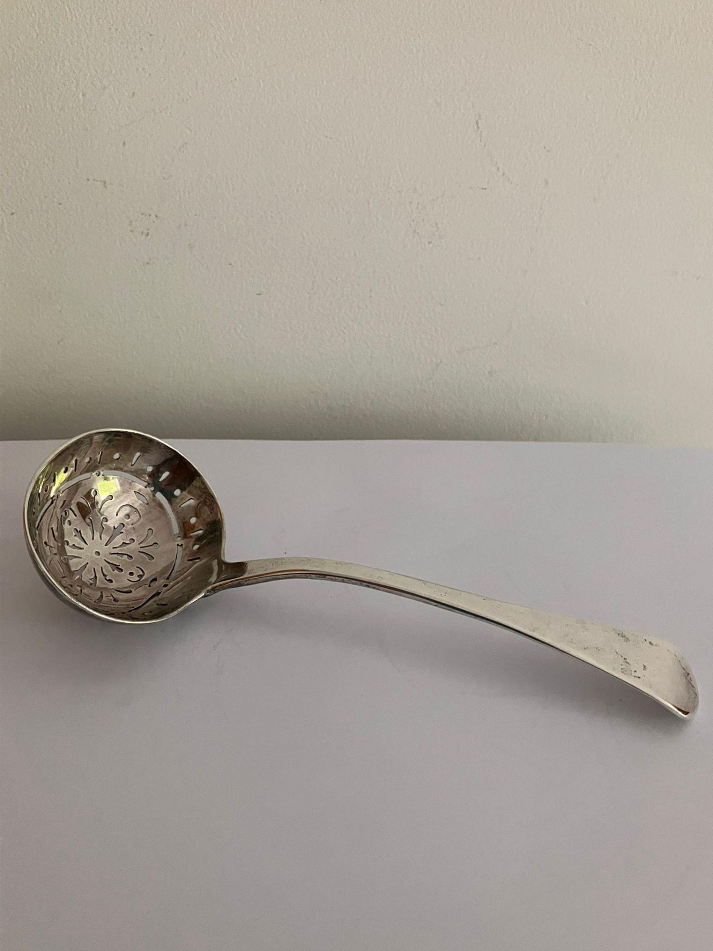 Antique GEORGIAN SOLID SILVER SIFTING LADLE. Hallmark for John Kirschner, London 1821. Having - Image 5 of 6