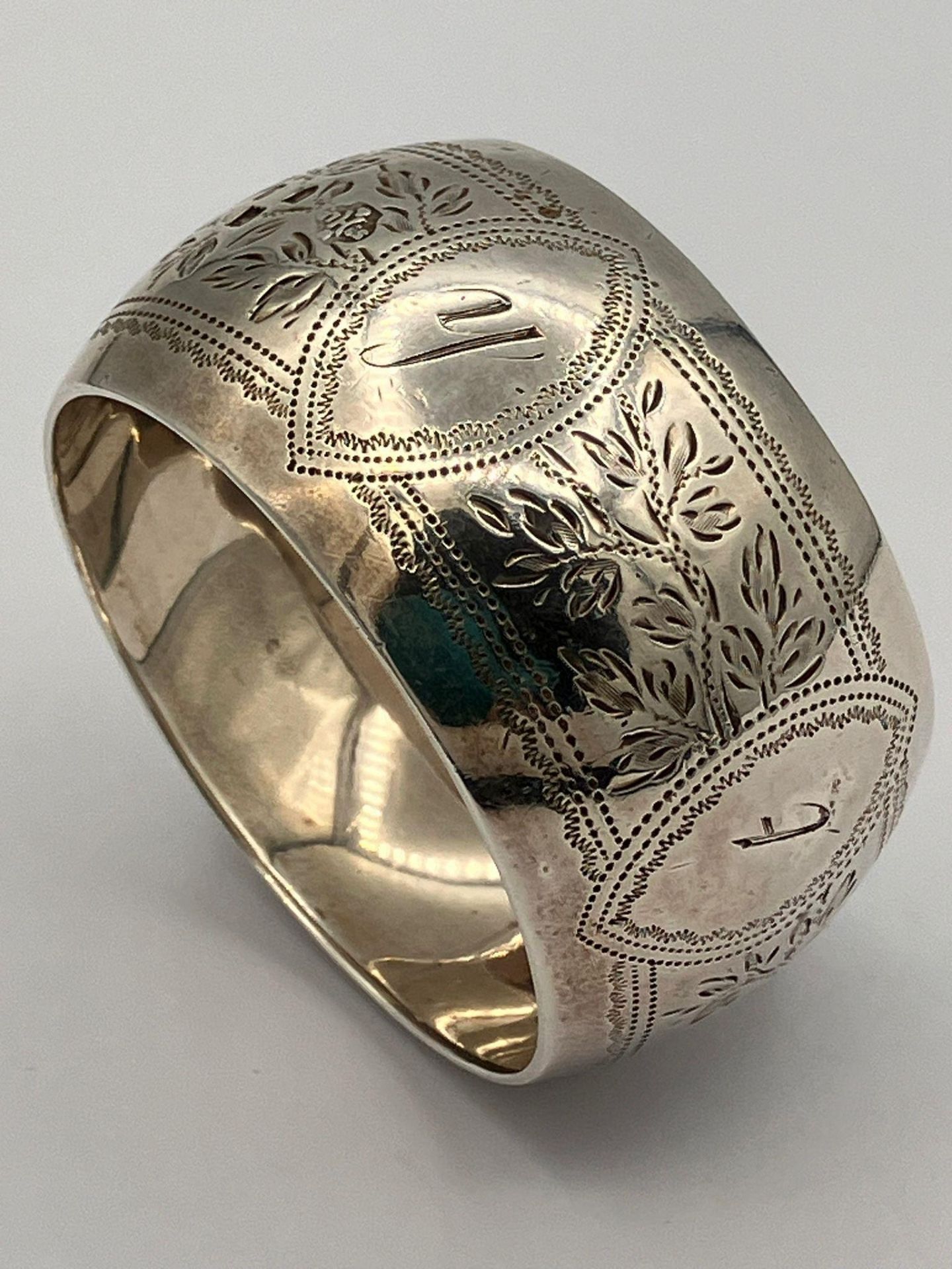 Antique SILVER SERVIETTE RING. Having clear hallmark for William Hutton. London 1896. Beautifully - Image 4 of 4