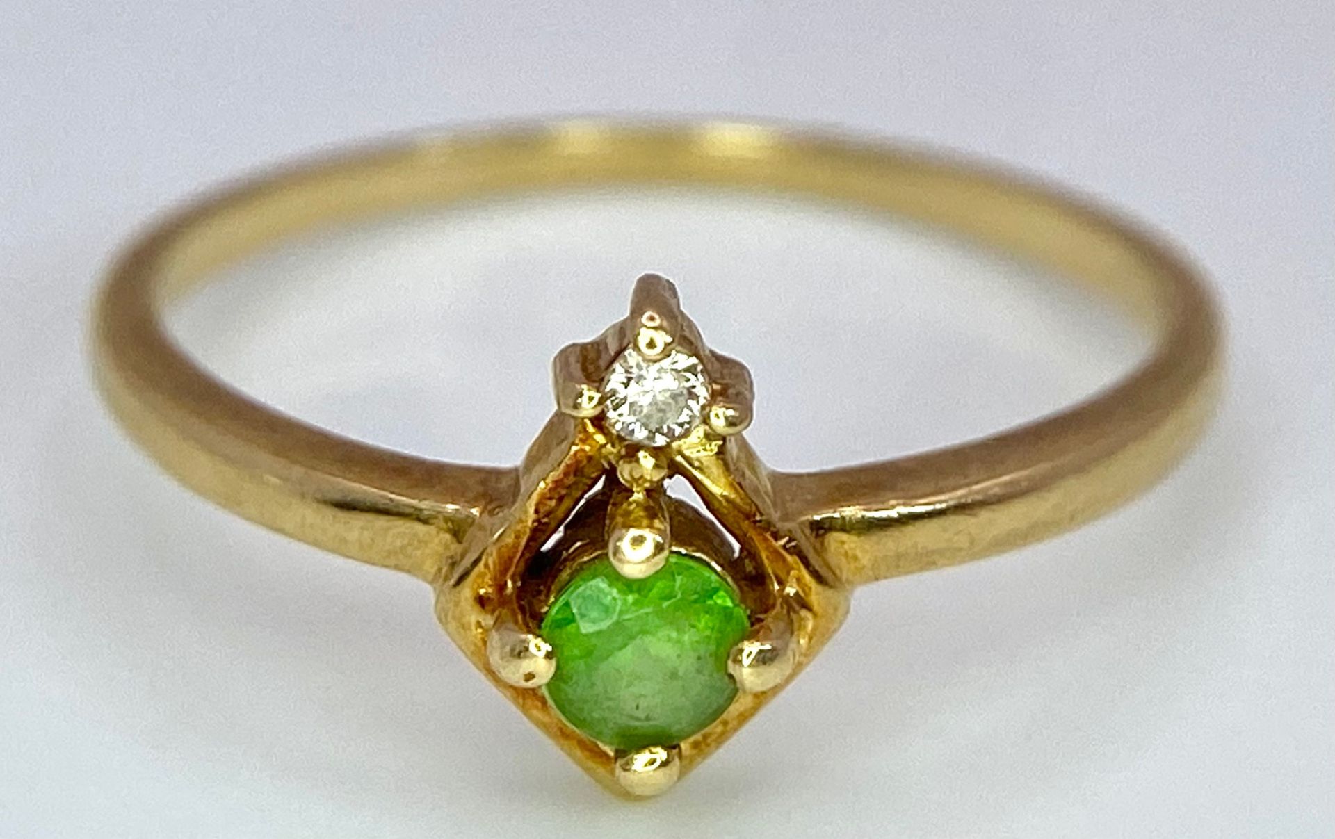 A14K YELLOW GOLD PERIDOT & DIAMOND RING. Size K/L, 1.4g total weight. Ref: SC 9030 - Image 4 of 6