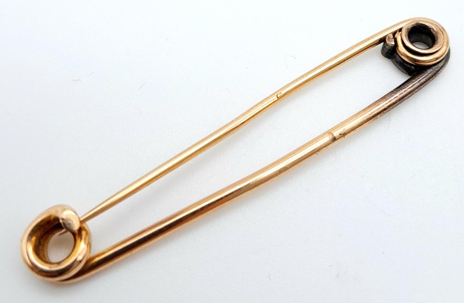 A 9ct Yellow Gold (tested as) Tie Pin, 2.2g total weight, 43mm. ref: 1489I