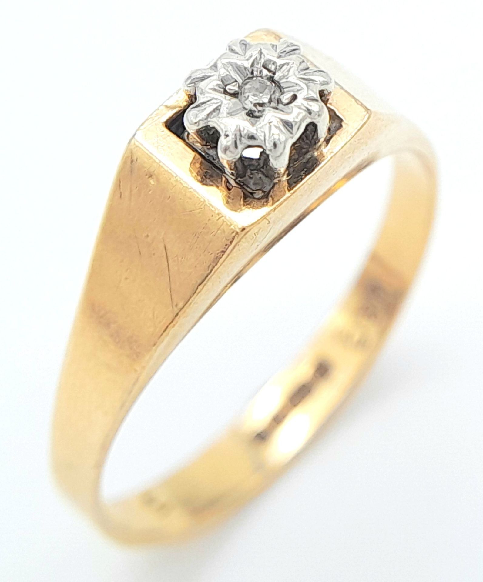 A 9ct Yellow Gold Diamond Signet Ring, 0.03ct diamond, 2g weight, ring size O. ref: SH1472I - Bild 2 aus 6