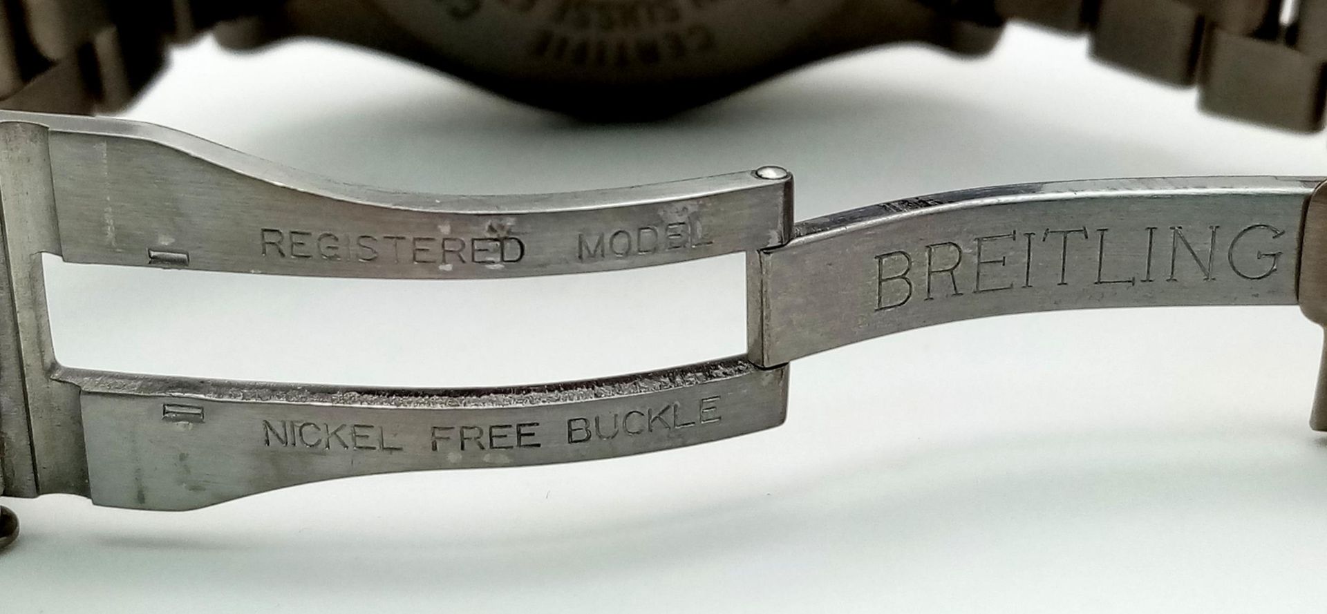 A Breitling Chrono Avenger M1 Quartz Gents Watch. Titanium bracelet and case - 44mm. Cream dial with - Bild 7 aus 8
