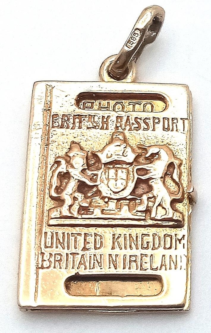 A 9K YELLOW GOLD DRIVING LICENCE CHARM, WHICH OPENS UP. 3cm length, 4.7g weight. Ref: SC 9057