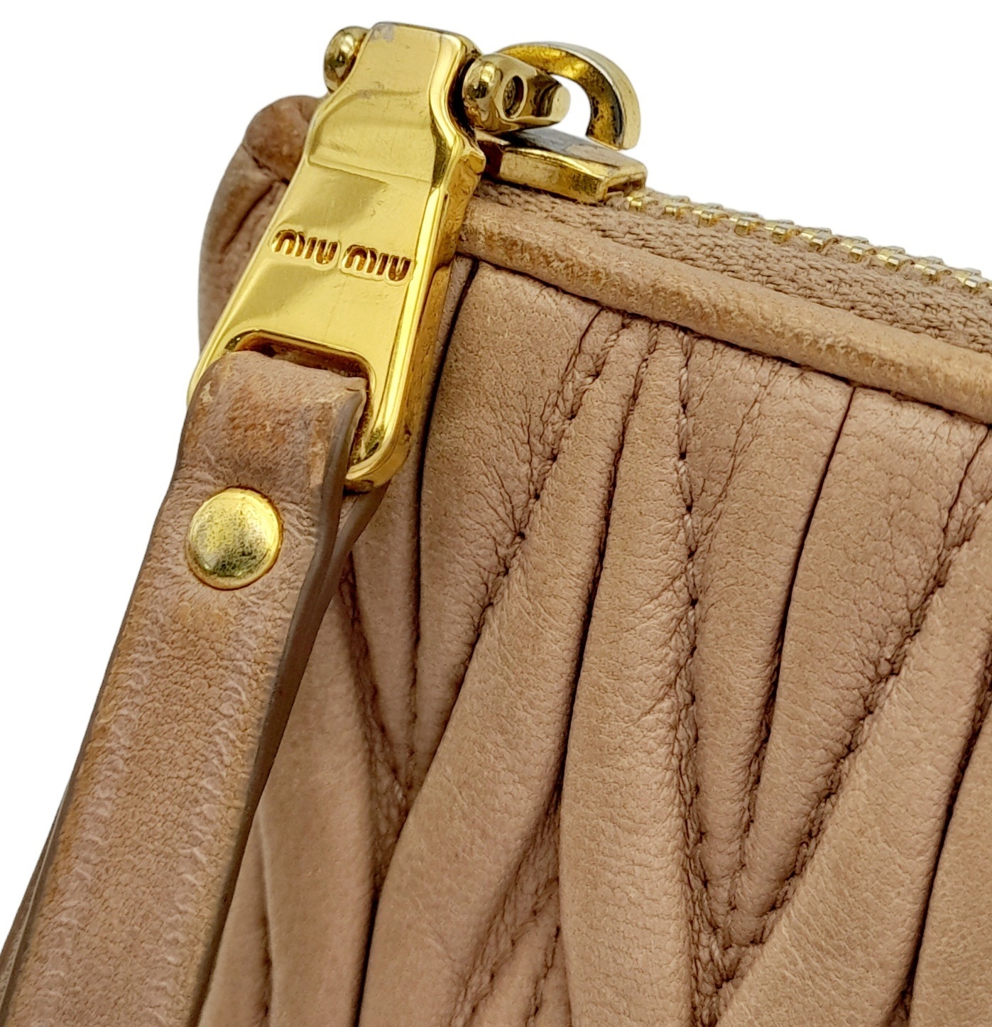 A Miu Miu Dust Pink Purse. Matelassé leather exterior with gold-toned hardware and zipped top - Image 5 of 10