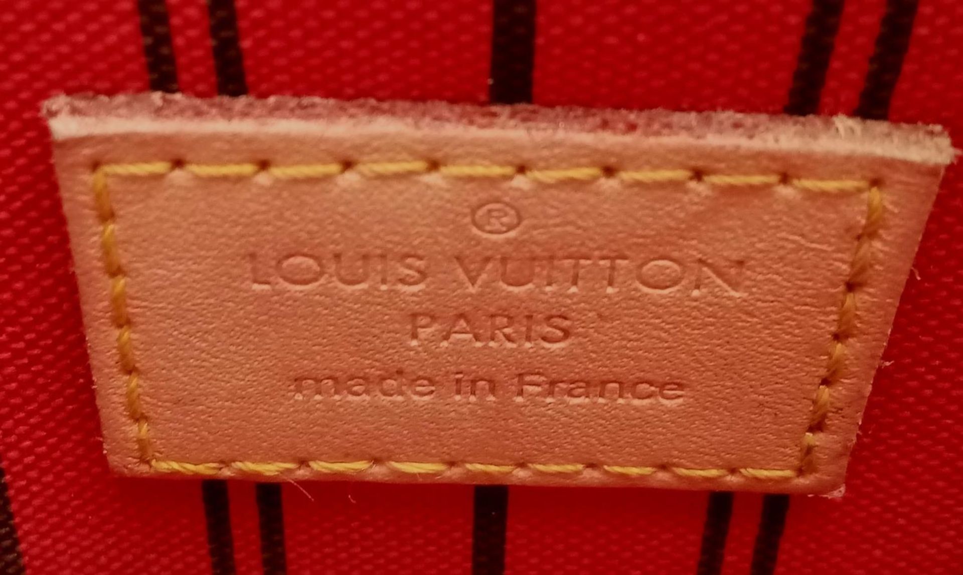 A Louis Vuitton Neverfull Pochette. Monogramed canvas exterior with gold-toned hardware and zip - Bild 6 aus 7