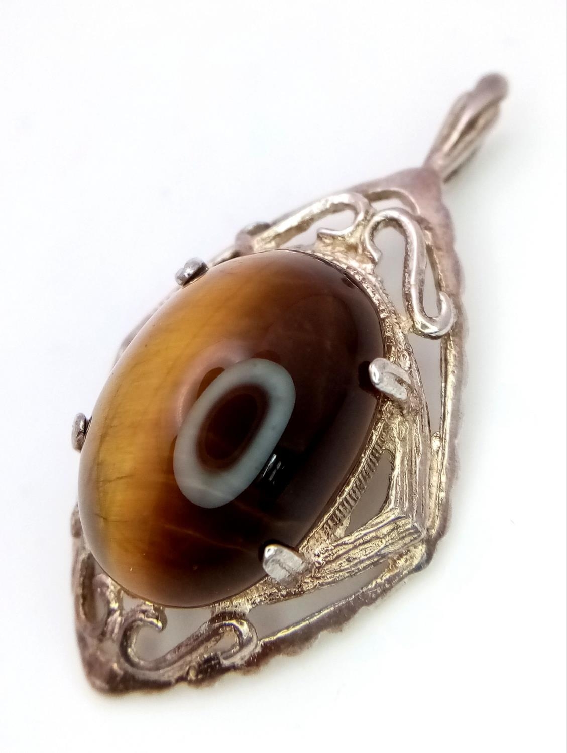 A Sterling Silver Tigers Eye Pendant, 12mmx18mm tiger eye, 5.1g total weight. ref: 8276H