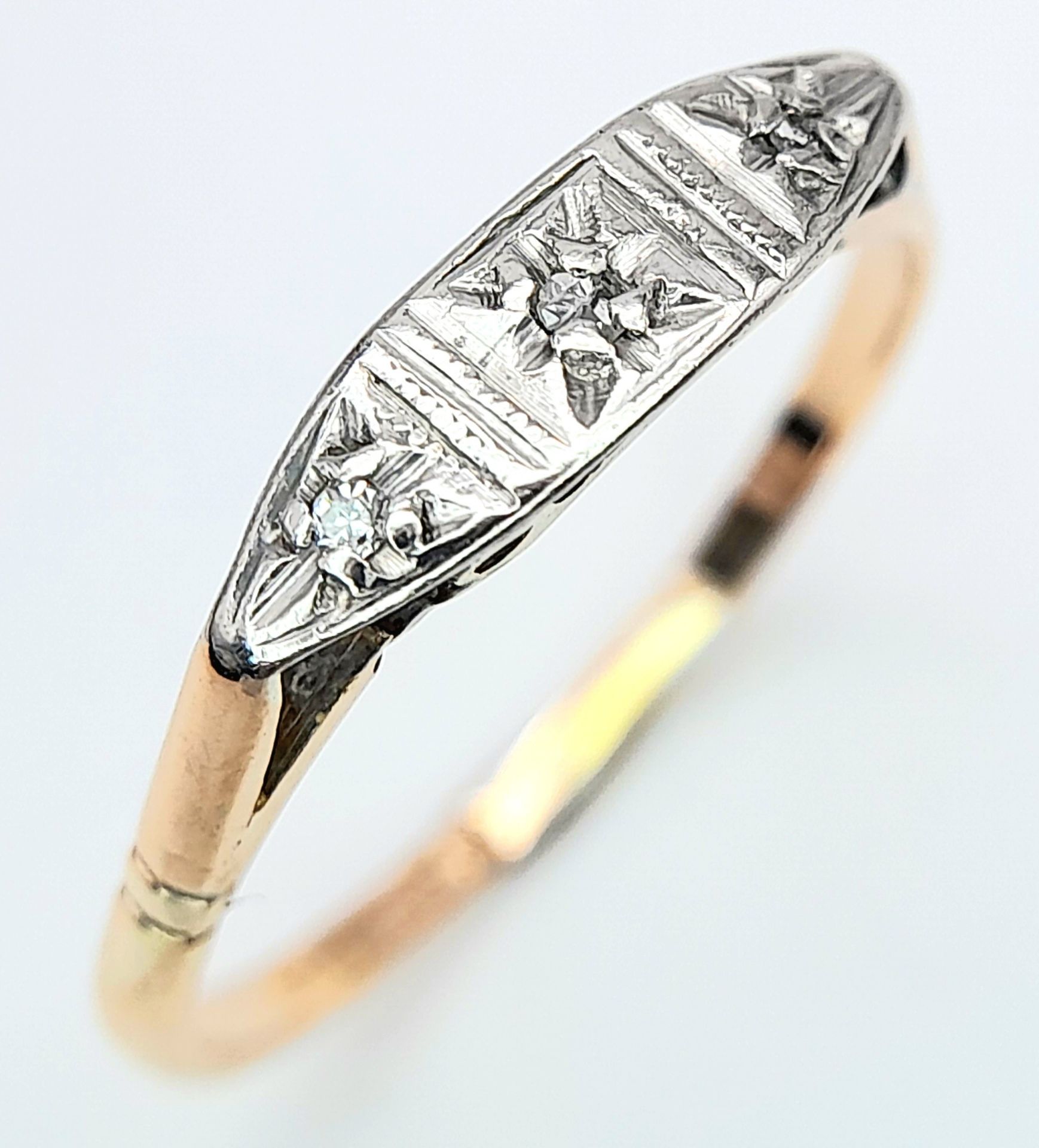 AN 18K YELLOW GOLD & PLATINUM 3 STONE VINTAGE DIAMOND RING. Size N, 1.3g total weight. Ref: SC 8062 - Bild 3 aus 6