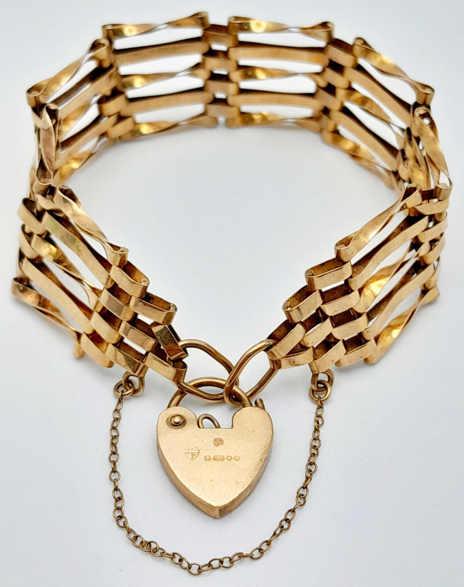A Vintage 9K Yellow Gold Gate Bracelet with Heart Clasp. 16cm. 10.8g.