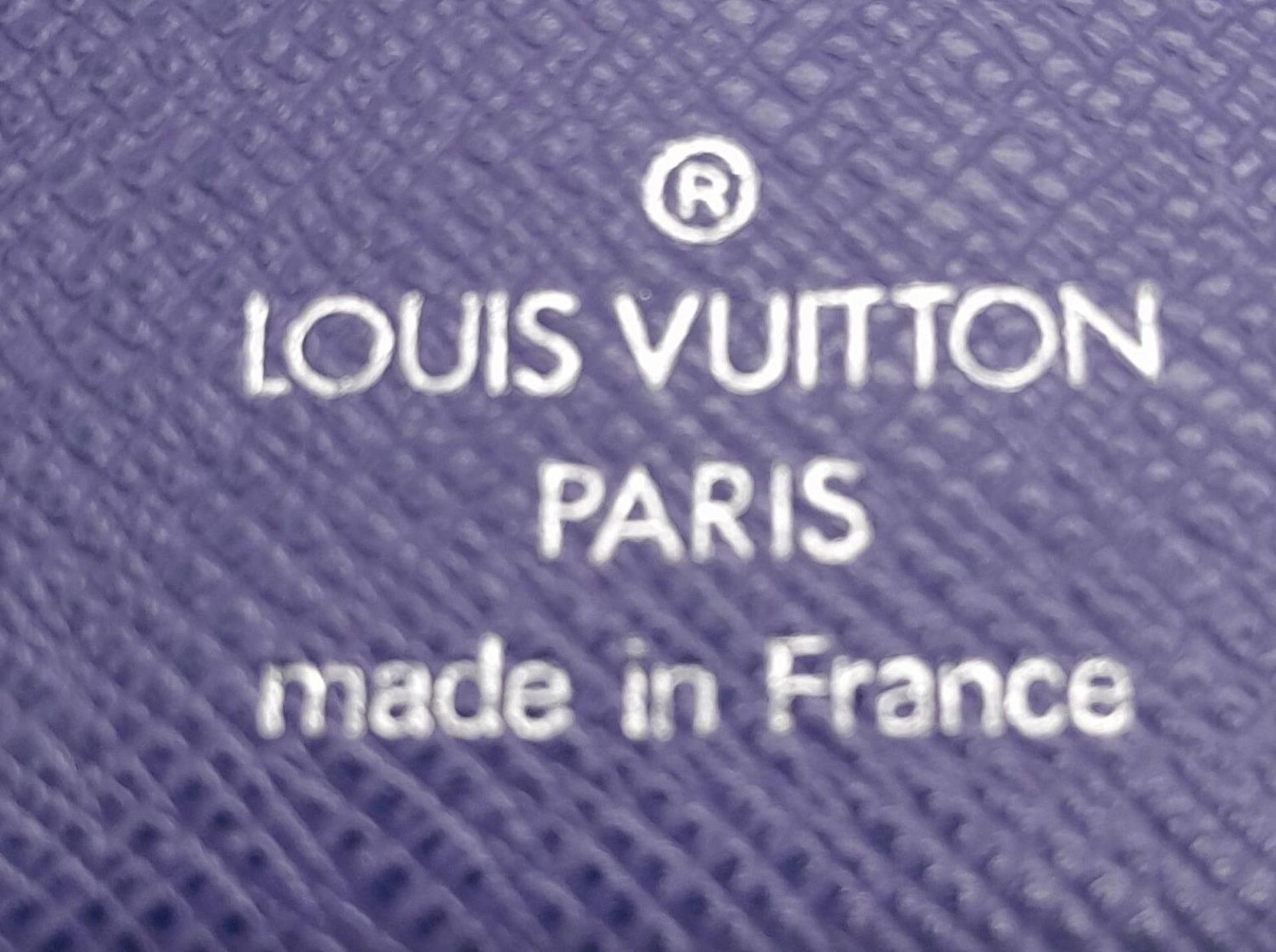 A Vintage Louis Vuitton Blue Bifold Wallet. Epi leather exterior with silver-toned hardware and - Bild 8 aus 17