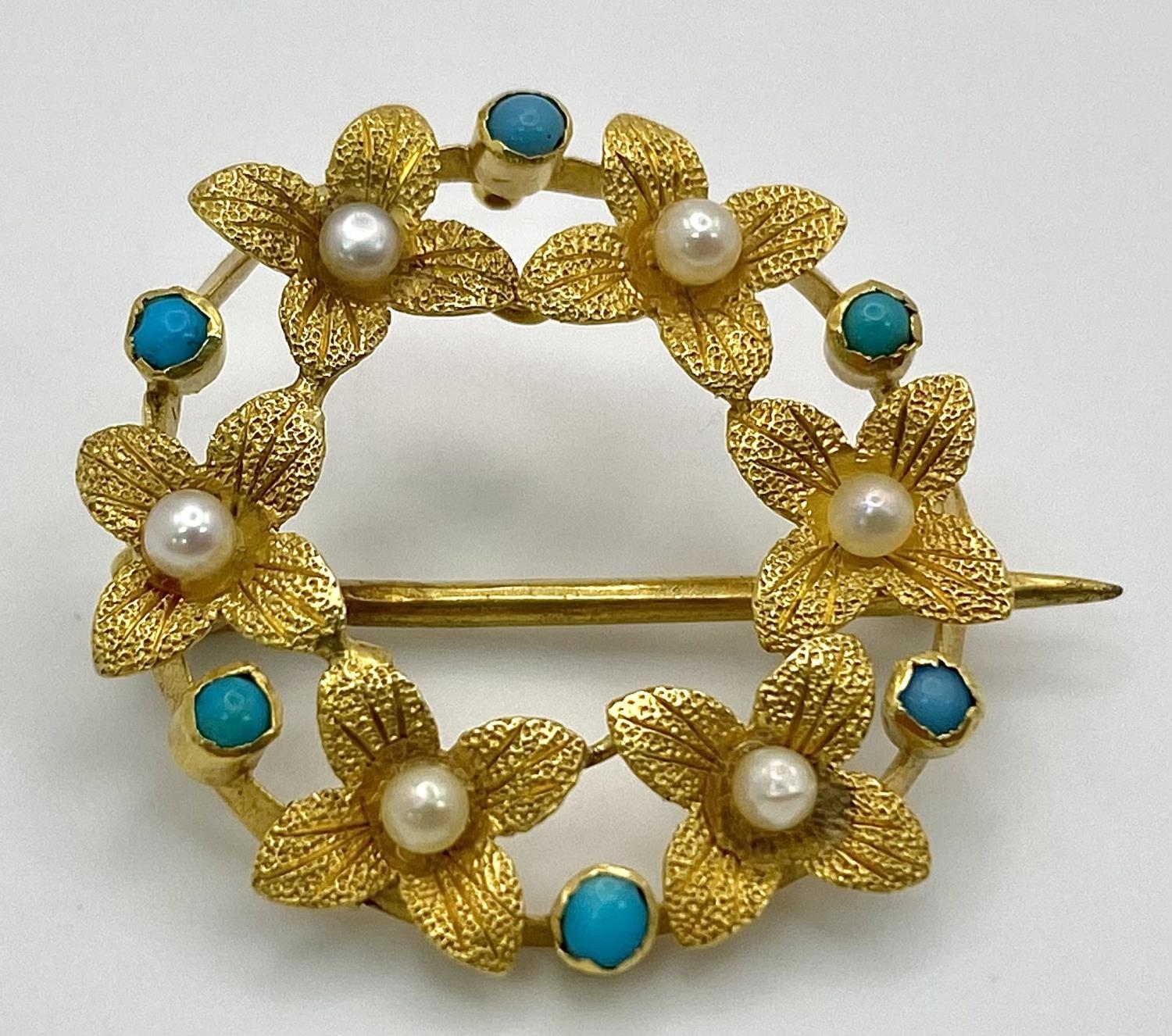 A 15ct Gold Small Wreath Brooch. Seed pearl and turquoise decoration. 22mm. 2.6g total weight.