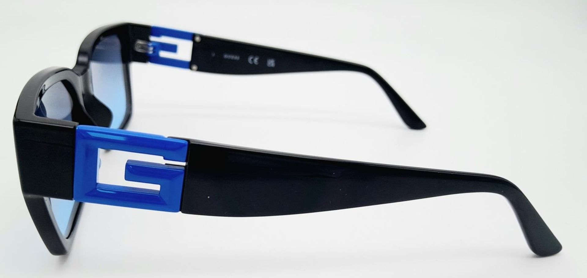 A Pair of Designer Guess Sunglasses. - Bild 3 aus 5