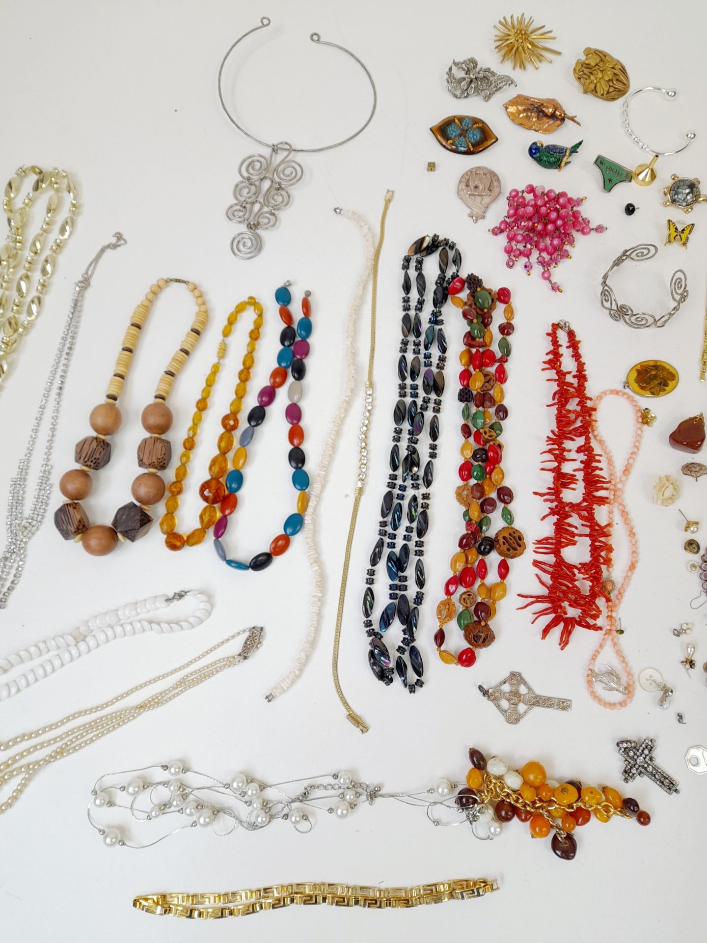 A Selection of Better Quality Costume Jewellery with Some Lovely Gold Plated Pieces. 1.2 kilo - Bild 3 aus 4