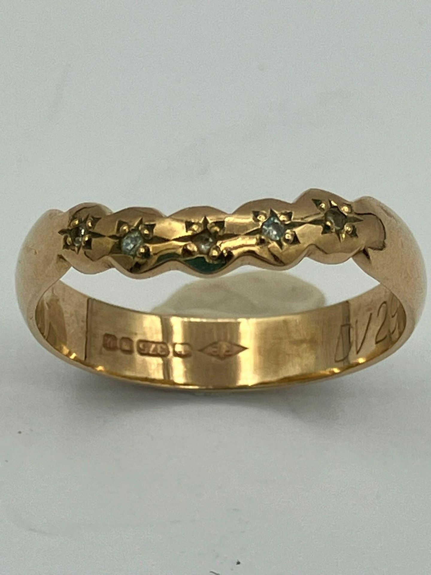 9 carat GOLD and DIAMOND WISHBONE RING . Having attractive serpentine top, set with five Diamond - Image 2 of 2