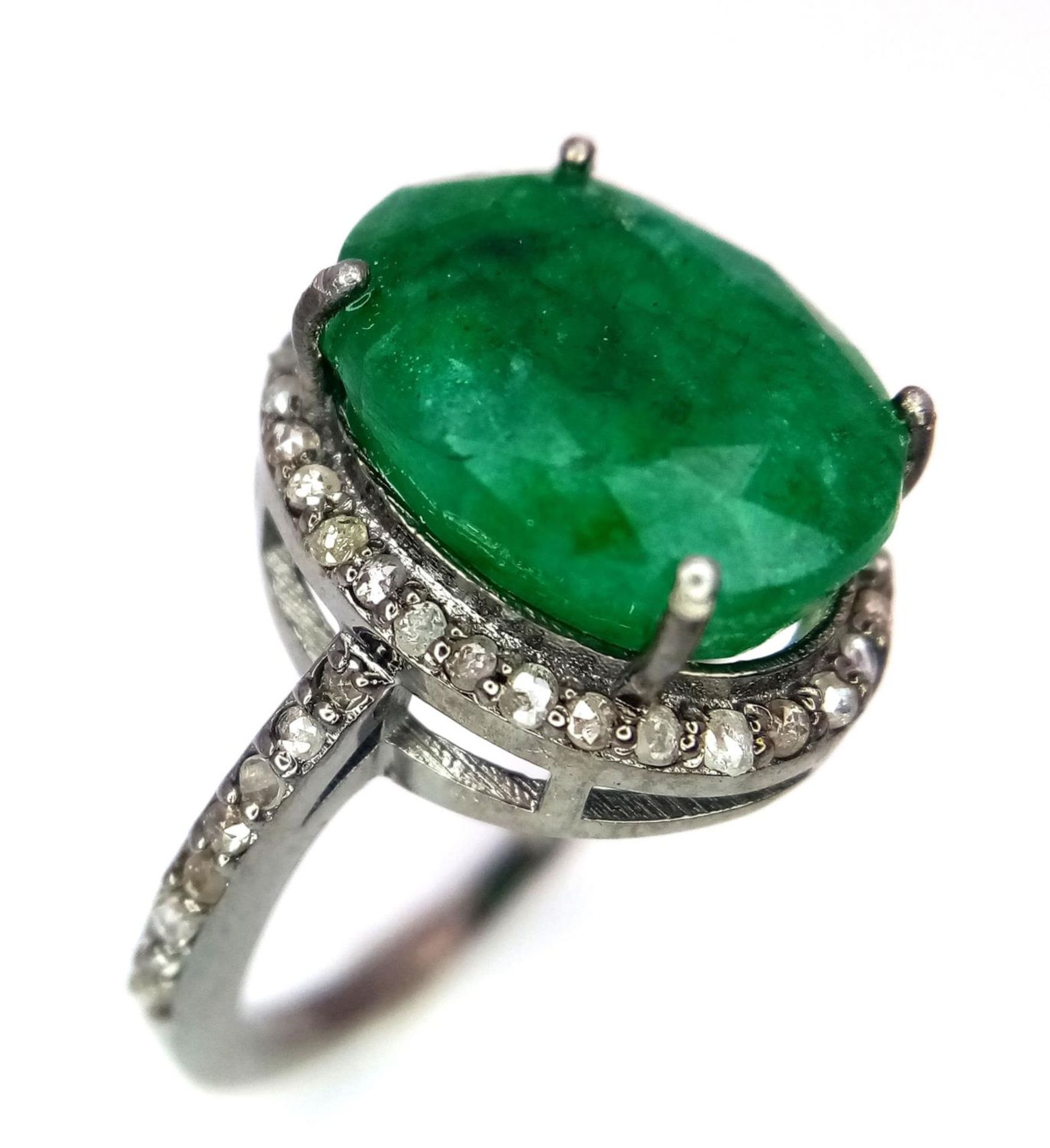 A 6.35ct Emerald Gemstone Ring with 0.50ctw of Diamond Accents. Set in 925 Silver. Size O. Ref: CD- - Bild 2 aus 5
