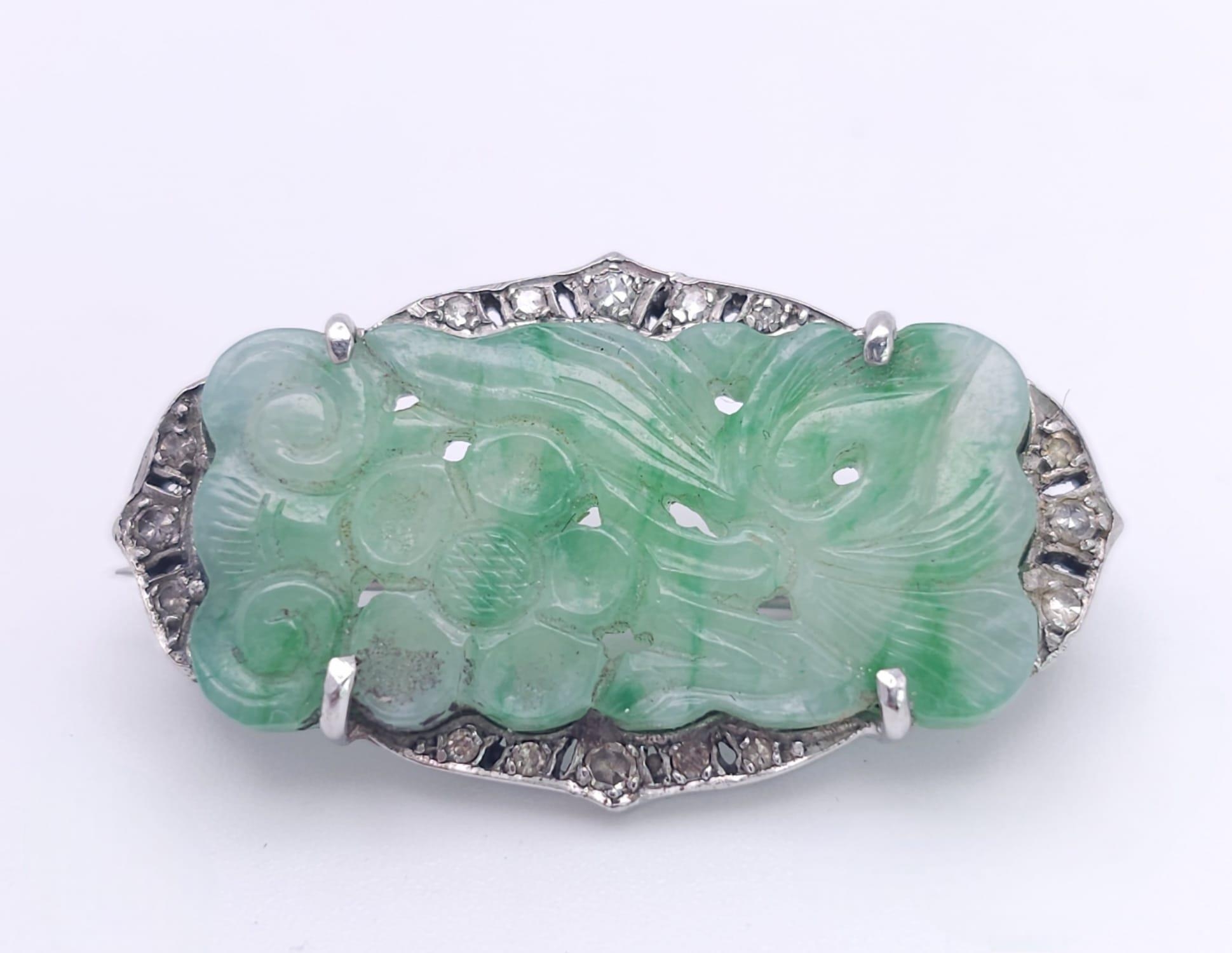 AN ART DECO JADE AND DIAMOND BROOCH SET IN PLATINUM . 6.7gms 3.5cms 15098 - Bild 2 aus 6