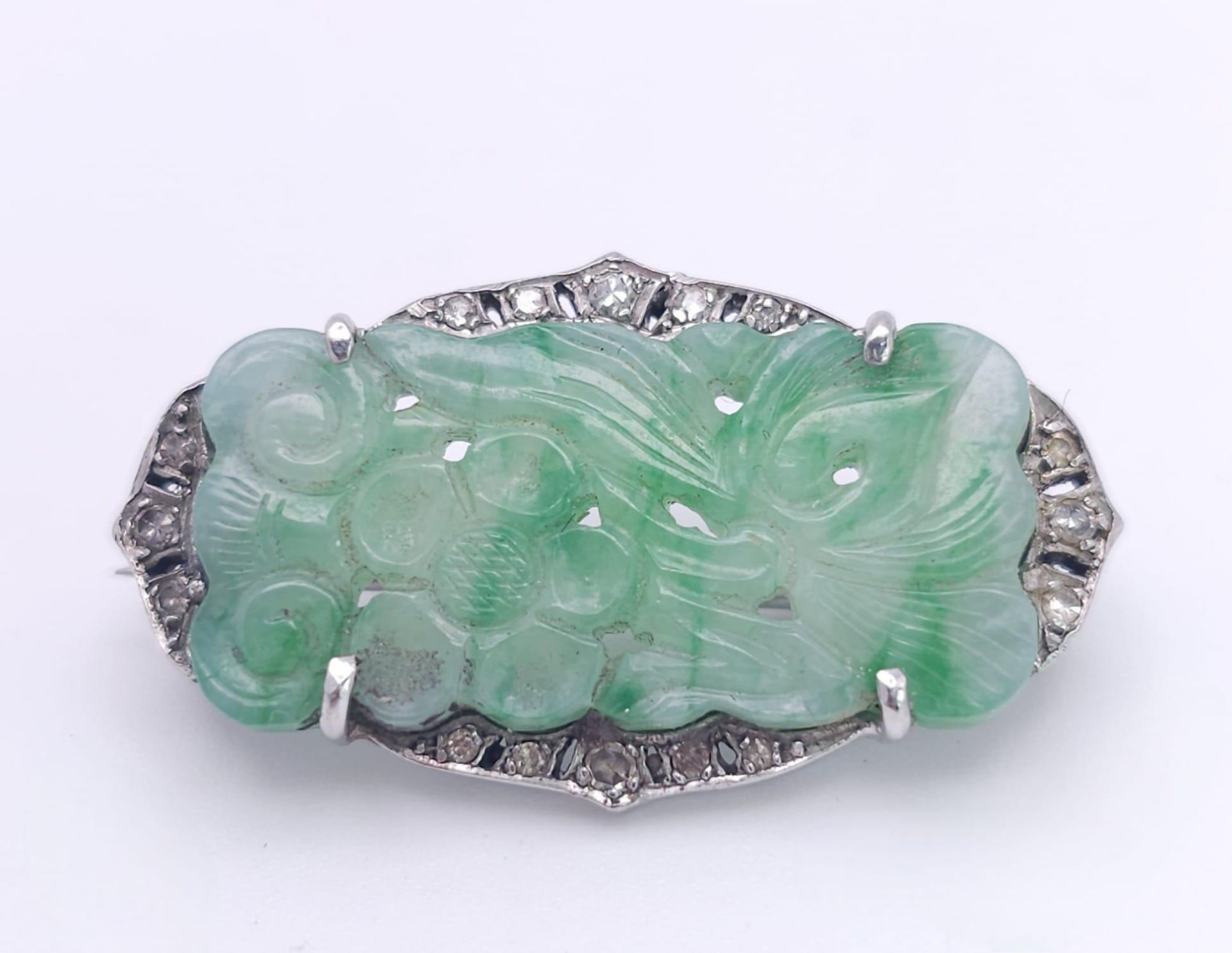 AN ART DECO JADE AND DIAMOND BROOCH SET IN PLATINUM . 6.7gms 3.5cms 15098 - Image 2 of 6