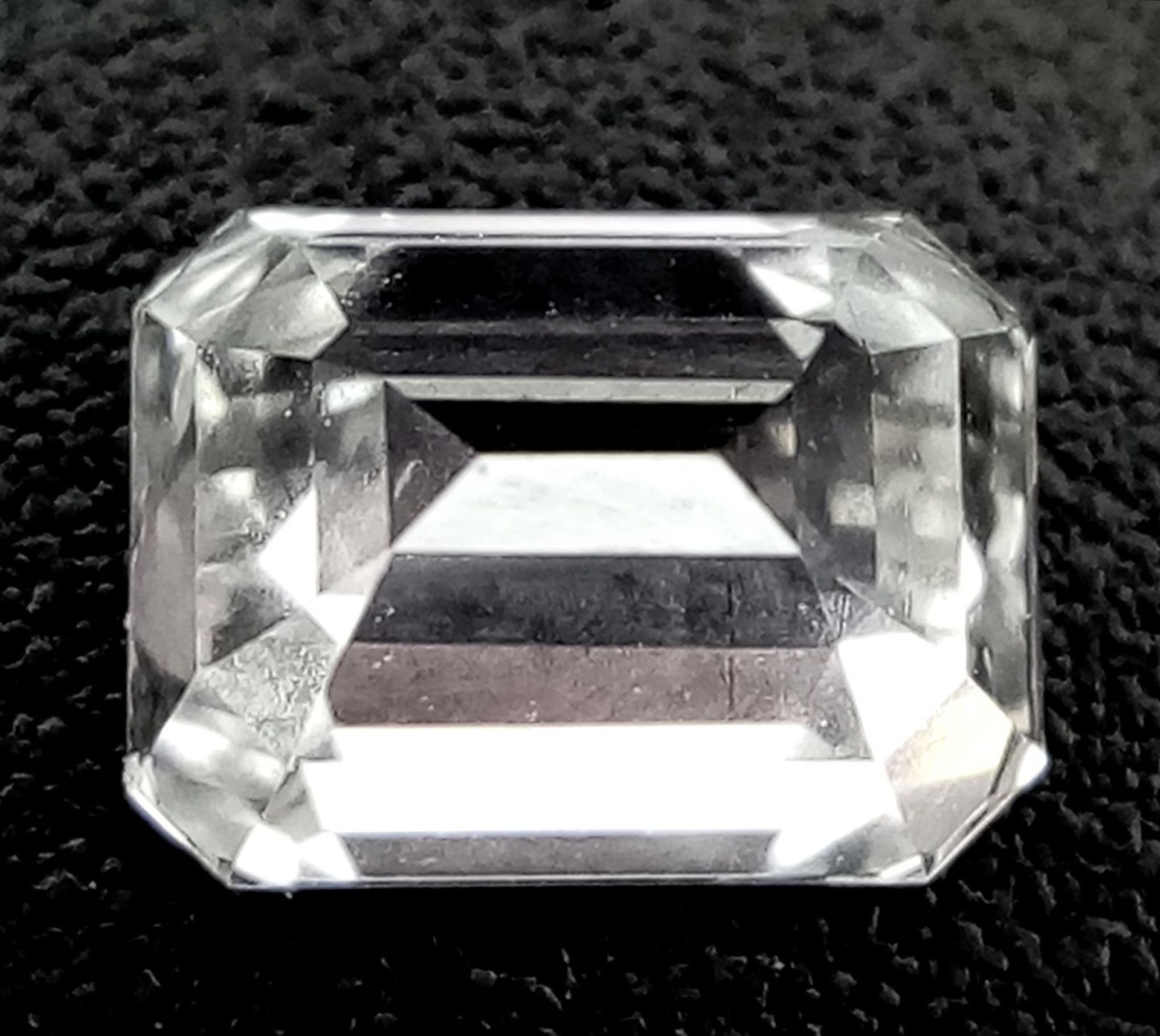 A 0.725ct Emerald Cut Diamond. VVS2 clarity. H colour. Comes with a DIA certificate. - Image 4 of 8