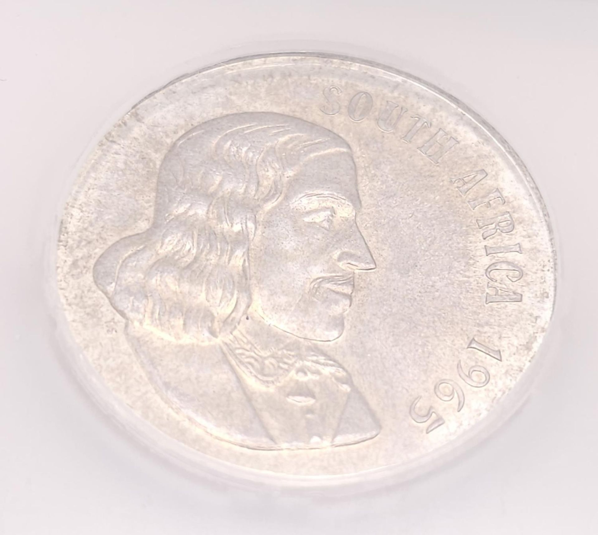 A 1965 Silver South African 1 Rand Coin. Encapsulated. - Image 2 of 3