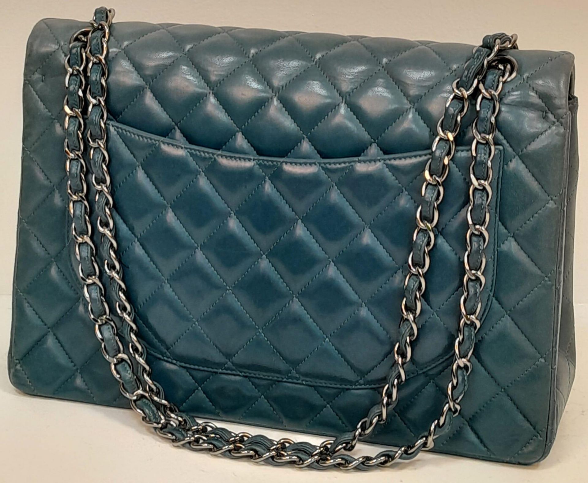 A Chanel Teal Jumbo Classic Double Flap Bag. Quilted leather exterior with silver-toned hardware, - Bild 4 aus 14