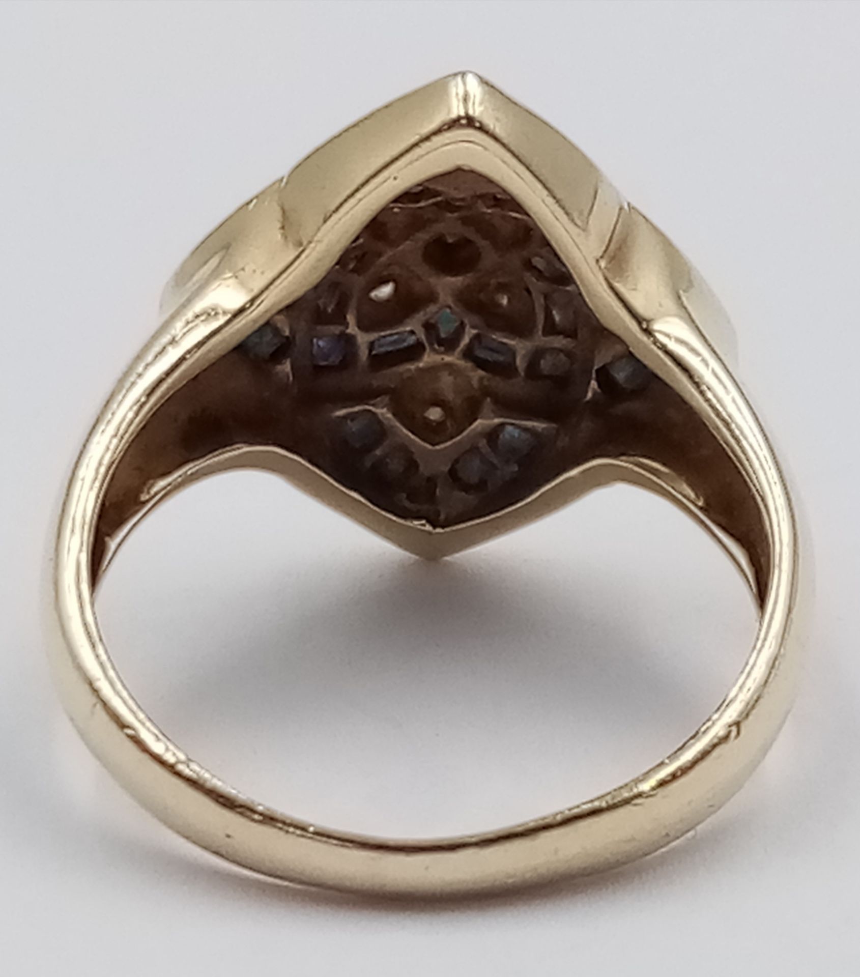 An Exquisite and Unique, Vintage, 9K Yellow Gold Diamond and Sapphire, Art Deco Design Cluster Ring. - Bild 3 aus 6