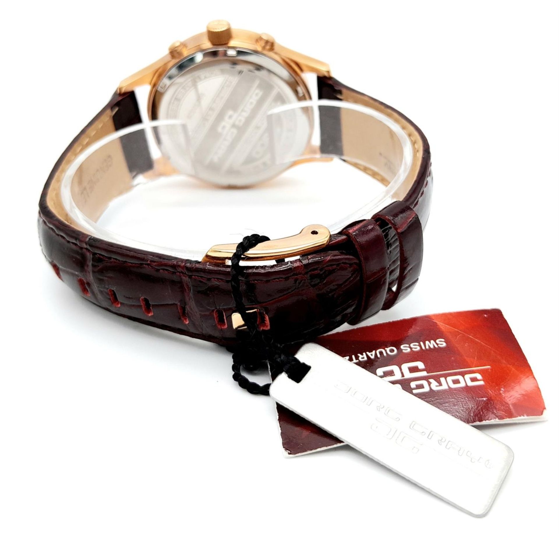 A Jorg Gray Quartz Chronograph Gents Watch. Burgundy leather strap. Gilded case - 42mm. White dial - Bild 4 aus 7