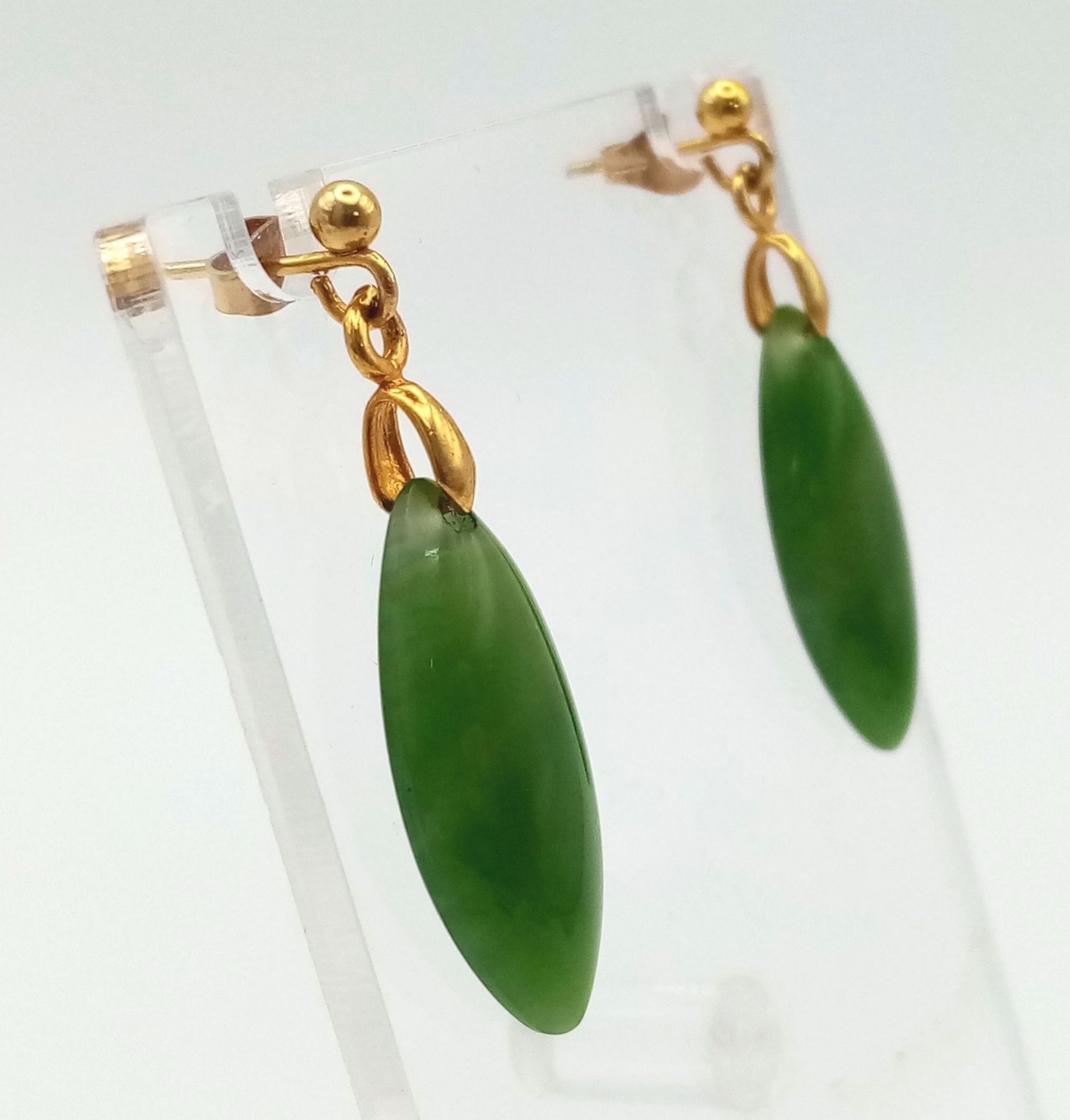 A Pair of 9K Yellow Gold Jade Leaf Shaped Earrings. 4.3g - Bild 3 aus 4