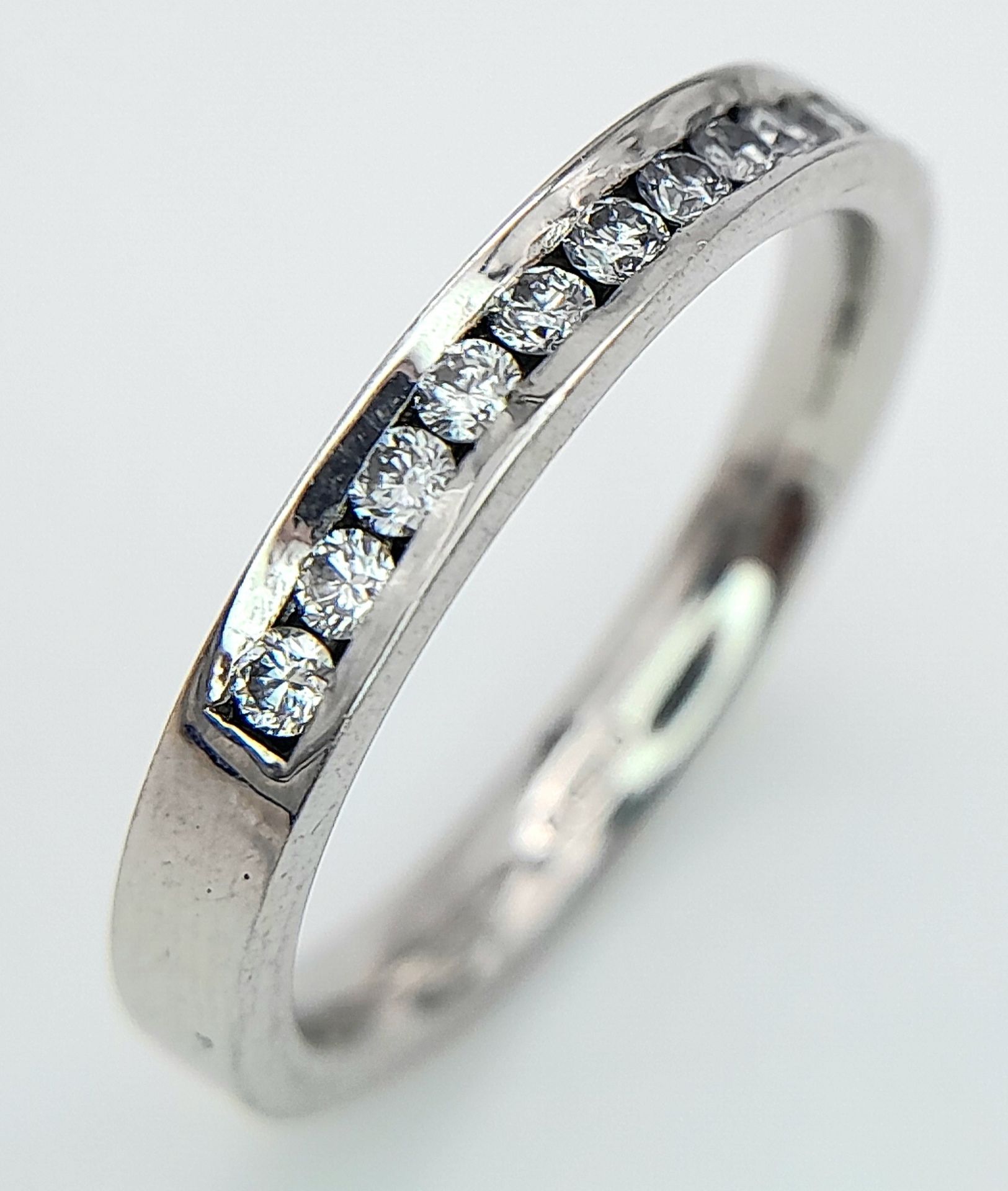 A PLATINUM DIAMOND HALF ETERNITY RING. 0.25ctw, size J, 4.1g total weight. Ref: SC 9078 - Bild 3 aus 5