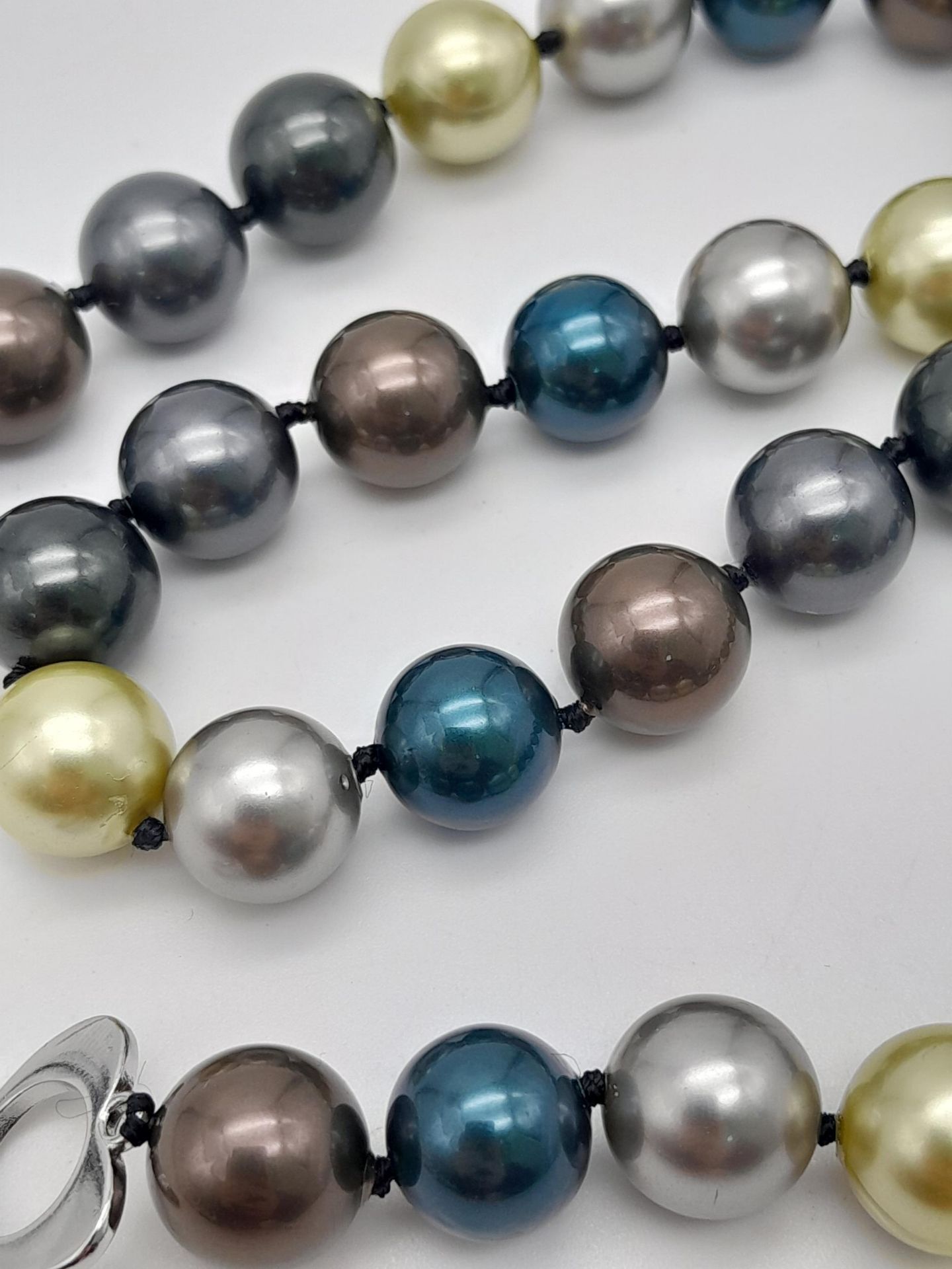 A Multi-Colour South Sea Pearl Shell Beaded Necklace. 12mm. Necklace length - 45cm length. - Bild 4 aus 4