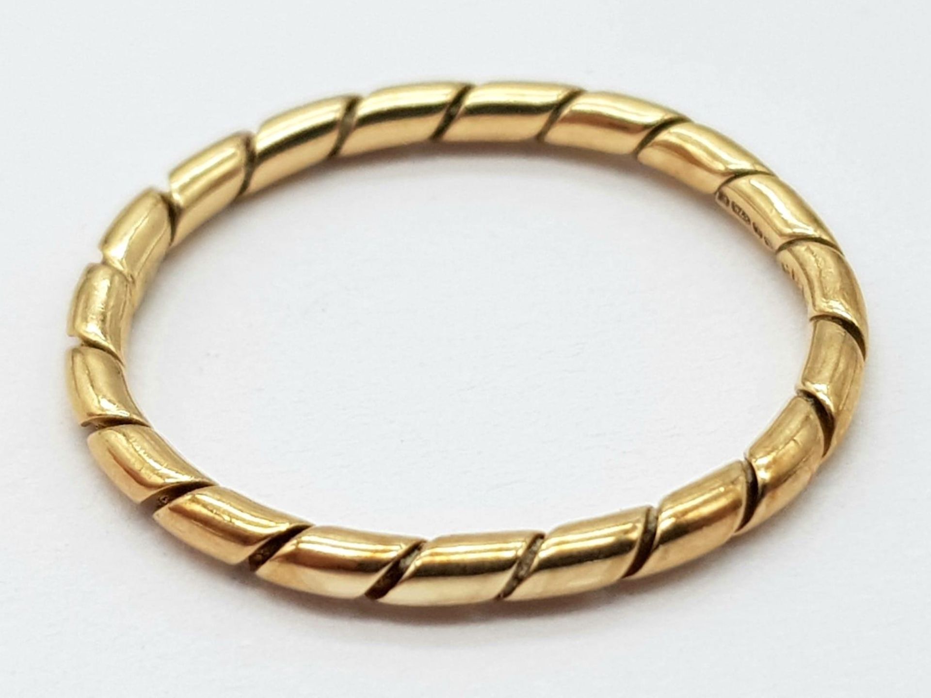 A Vintage 9K Yellow Gold Thin Band Ring with Diagonal Ridged Design. Size K. 1.33g. 2mm - Bild 2 aus 4