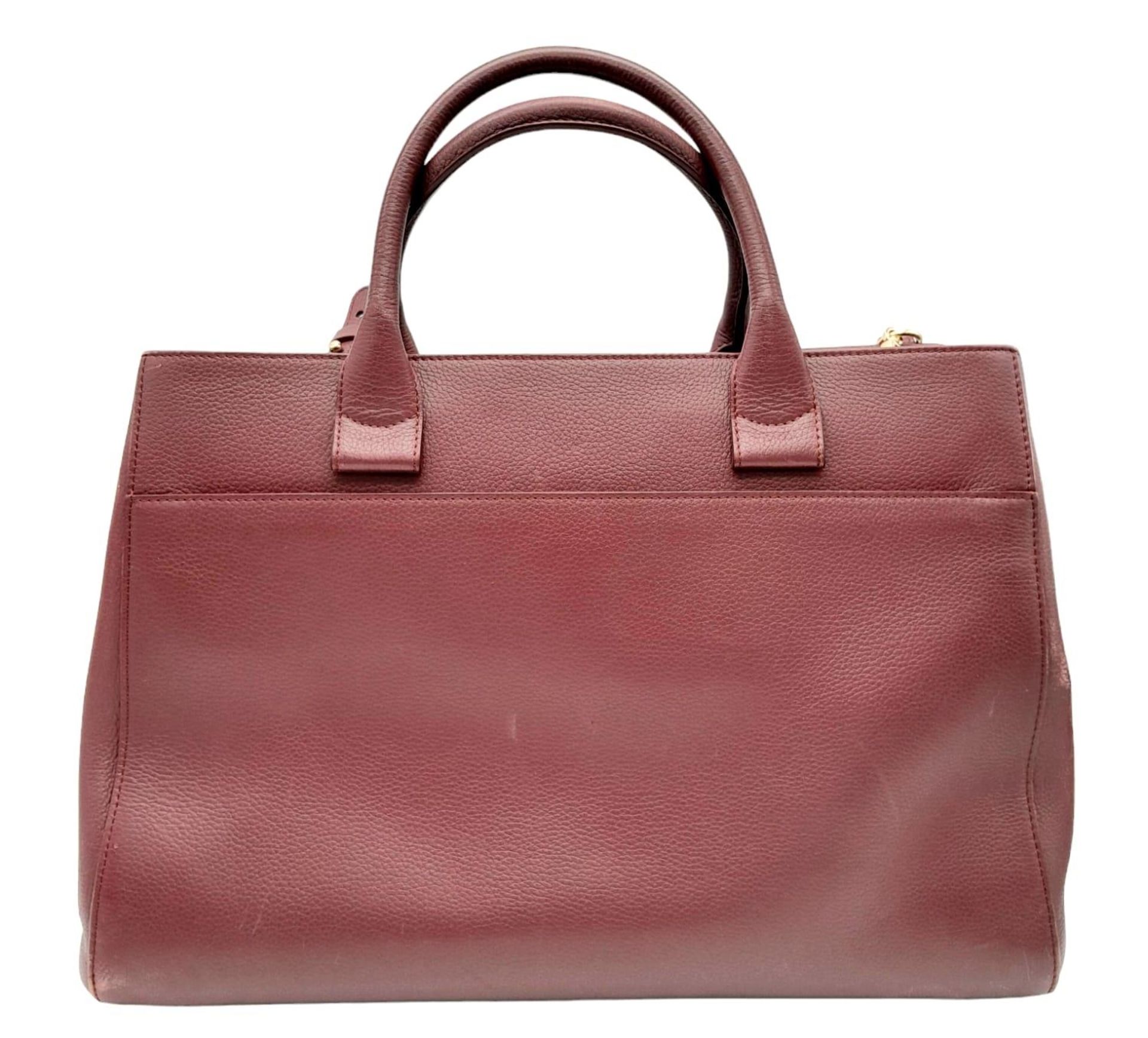 A Chanel Neo Executive Leather Tote Bag. Burgundy leather exterior with gold tone hardware and two - Bild 3 aus 11