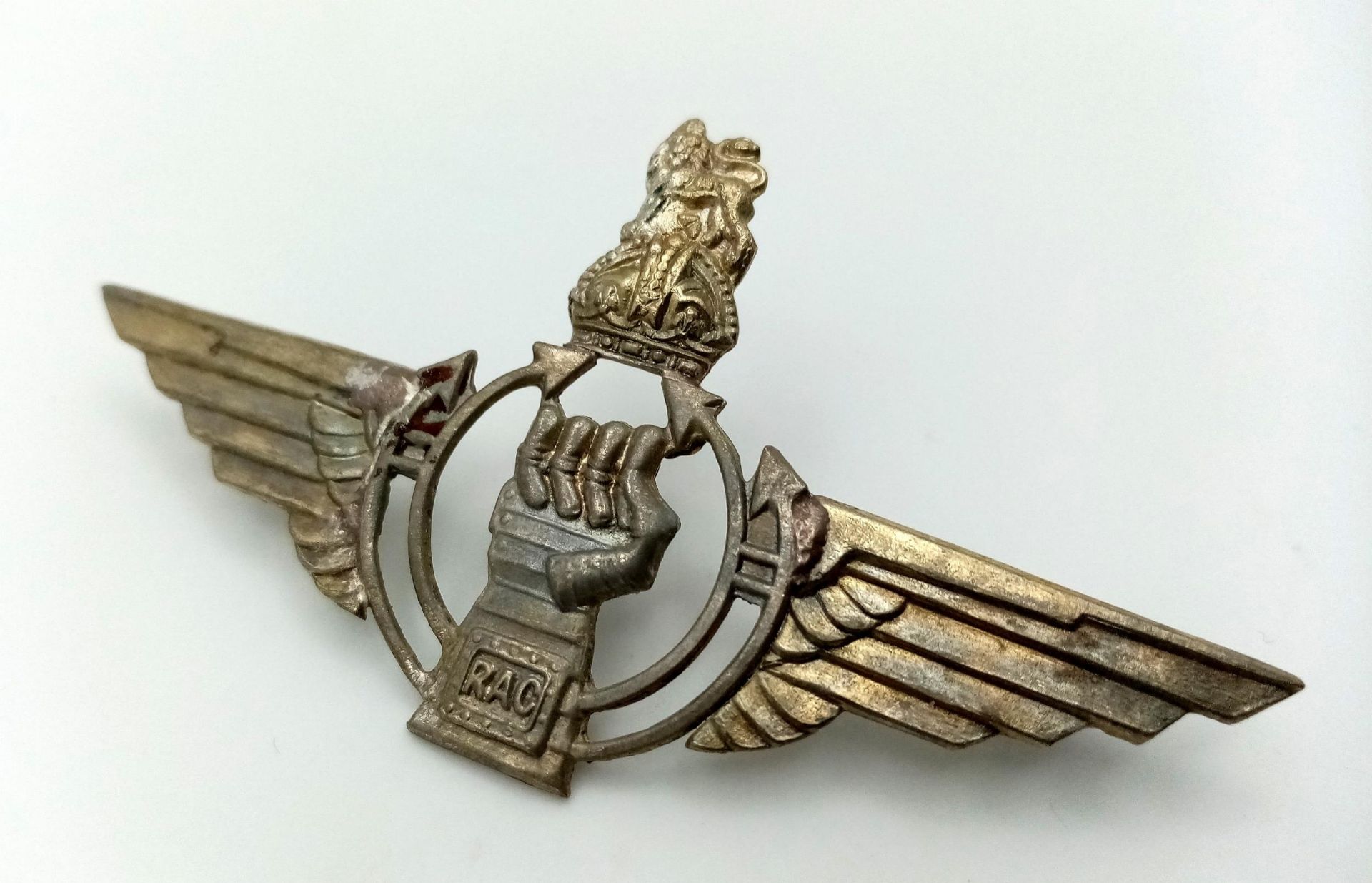 Unofficial 6th Airborne Armoured Recce Cap Badge. Several variants of this homemade D-Day badge were - Bild 2 aus 3