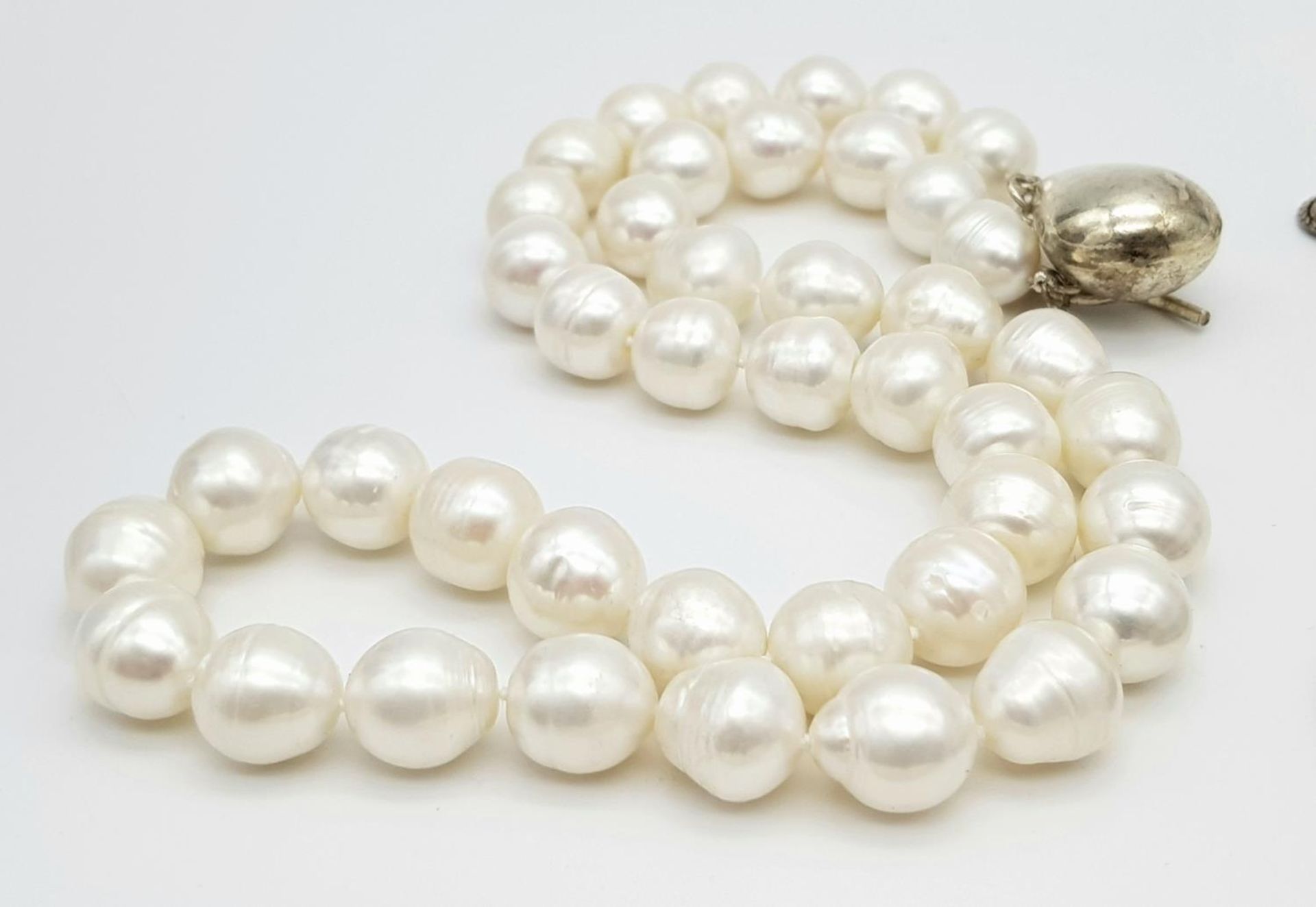 A sterling silver job lot consisting of four pearl necklaces, 7 bangles. 1 pendant and 1 ring - Image 5 of 8