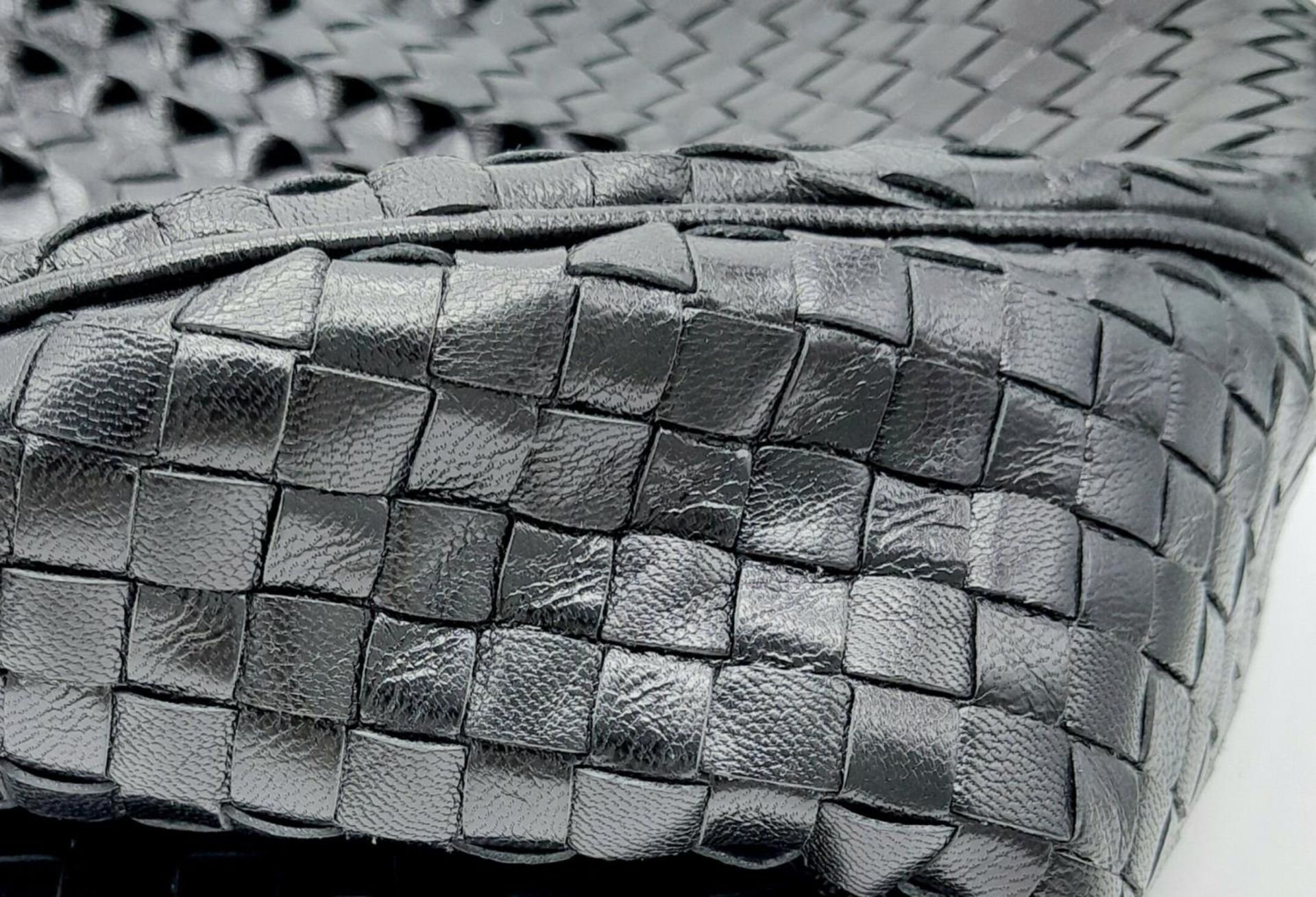 A Bottega Veneta Black Bag. Intrecciato leather exterior with two rolled leather handles. Beige - Image 7 of 7