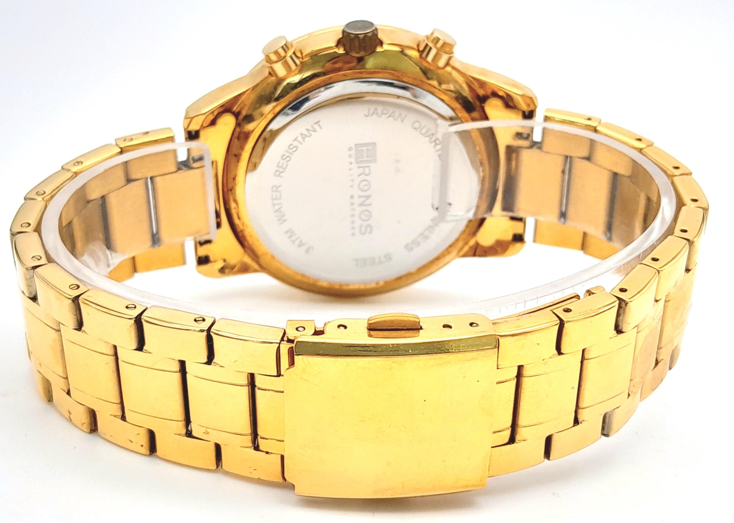 An Excellent Condition Men’s Gold Tone Japanese Sports Chronograph Date Watch by Hronos. 42mm - Image 4 of 6